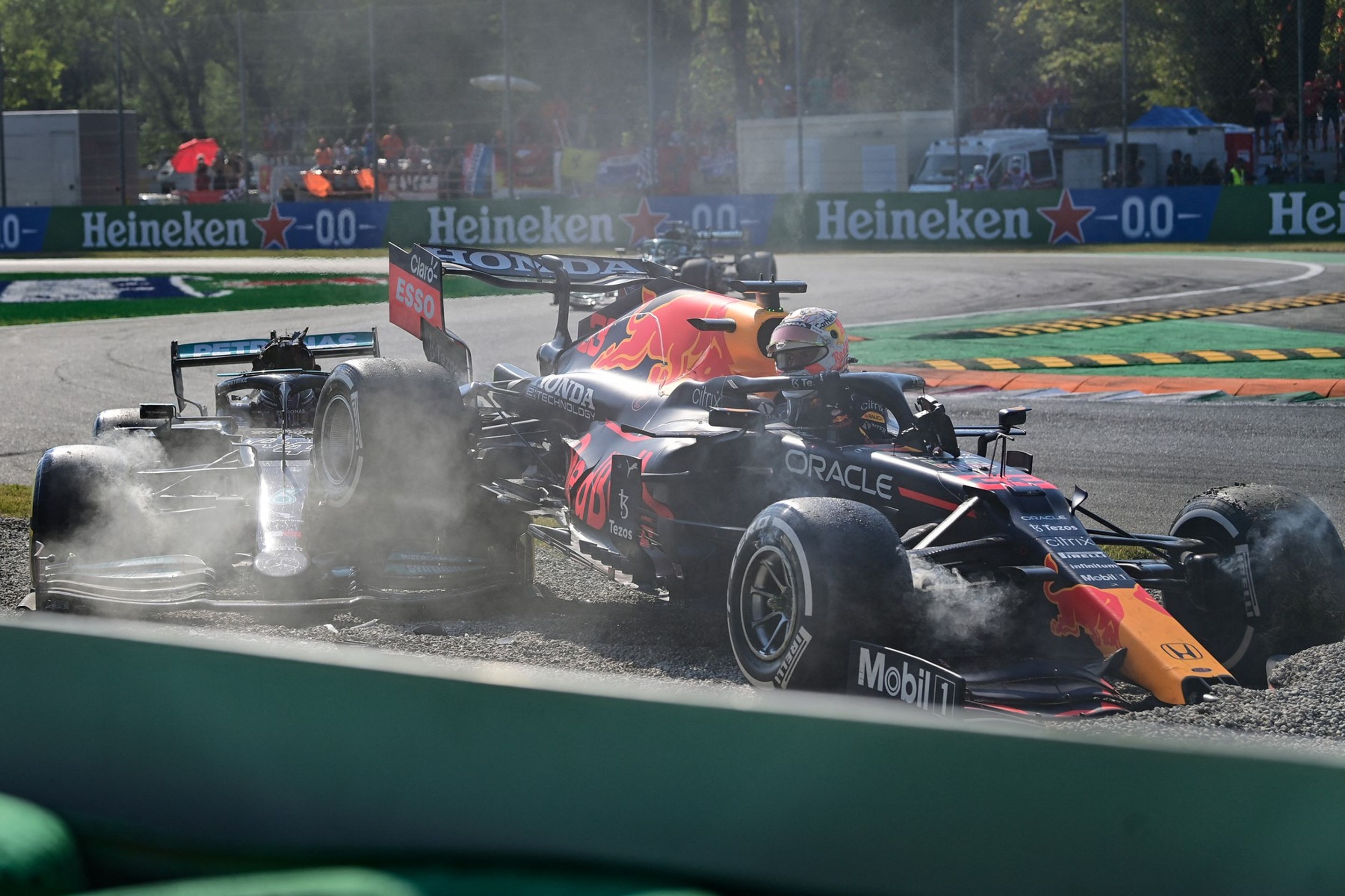 Formule Maxe Verstappena přejela Lewise Hamiltona - Děsivá srážka Maxe Verstappena a Lewise Hamiltona (6/8)
