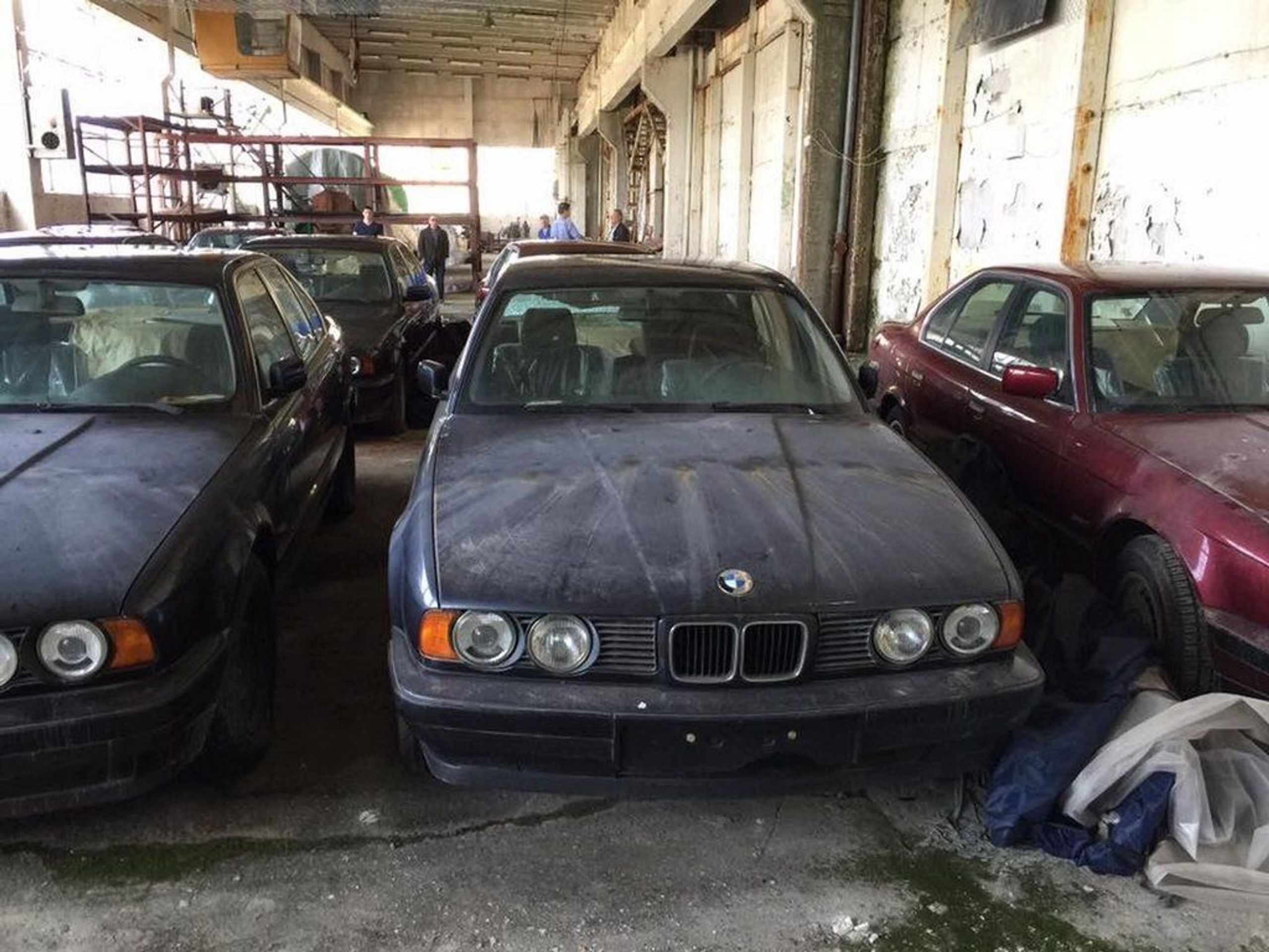 Sklad 25 let ukrýval 11 vozů BMW řady 5 - 20 - Fotogalerie: V bulharském skladu se 25 let skrýval poklad (15/16)