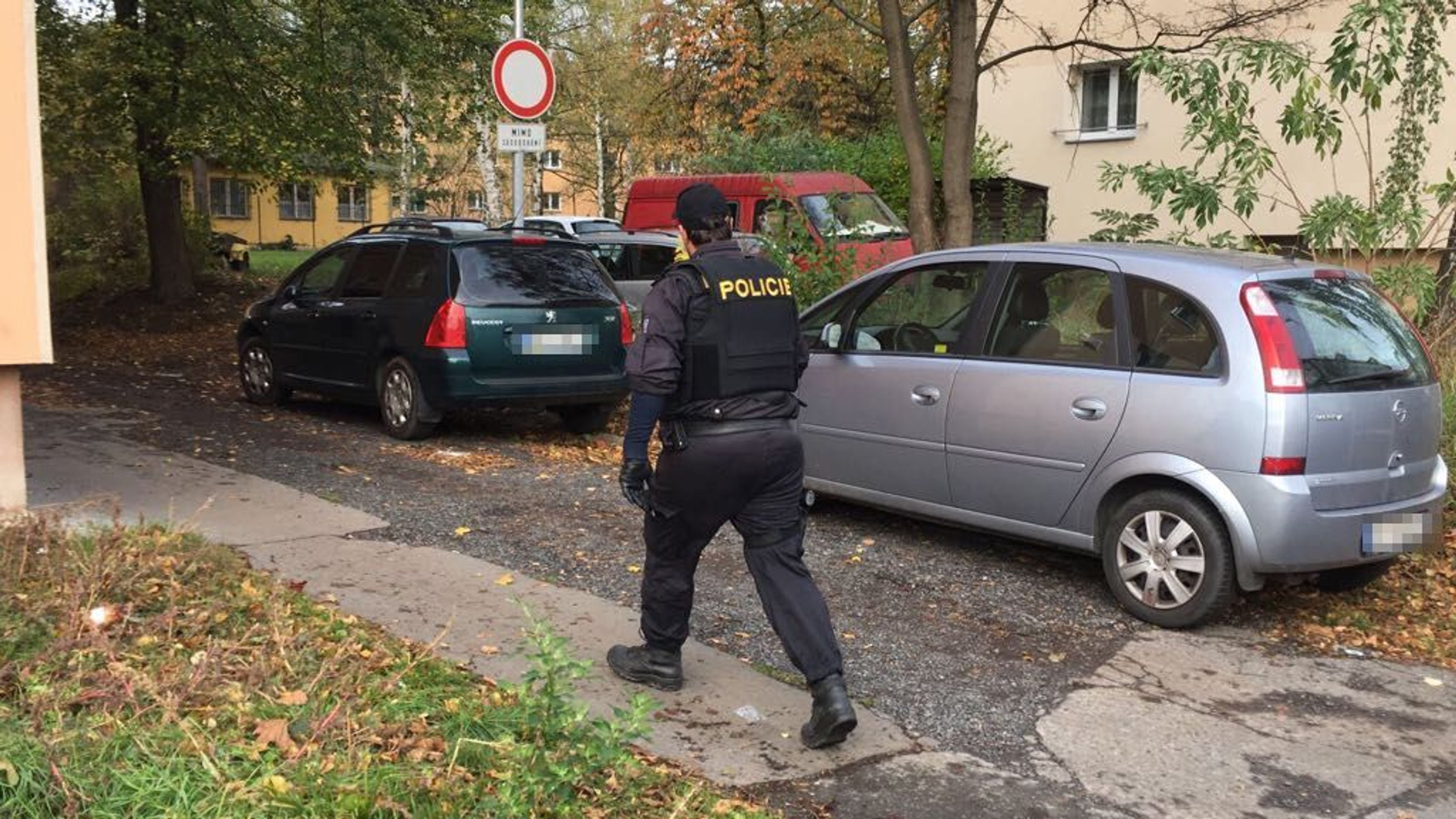 Zásah exekutorů v Kobylisích - 5 - GALERIE: Policejní zásah v Kobylisích (4/7)