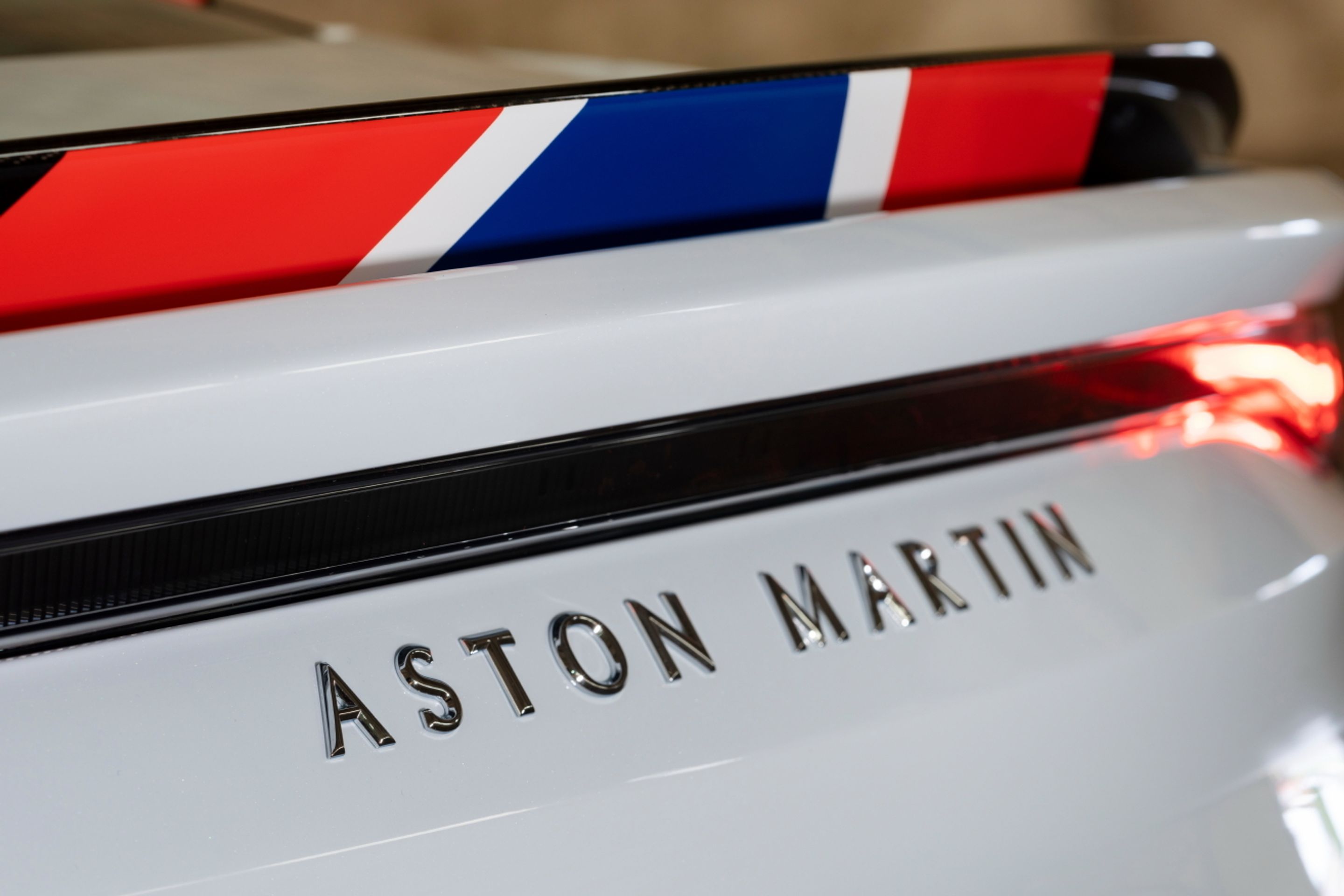 Aston Martin DBS Superleggera Concorde Edition - 30 - Fotogalerie: Nádherný Aston Martin odkazuje na nadzvukový Concorde (21/24)