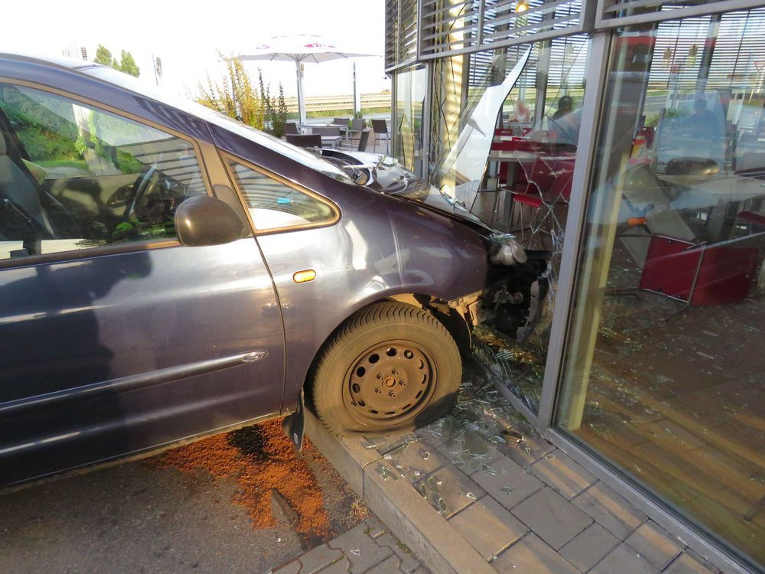 Muž nezvládl řízení a narazil do budovy čerpací stanice - 1 - GALERIE: Muž nezvládl řízení a narazil do budovy čerpací stanice (1/6)