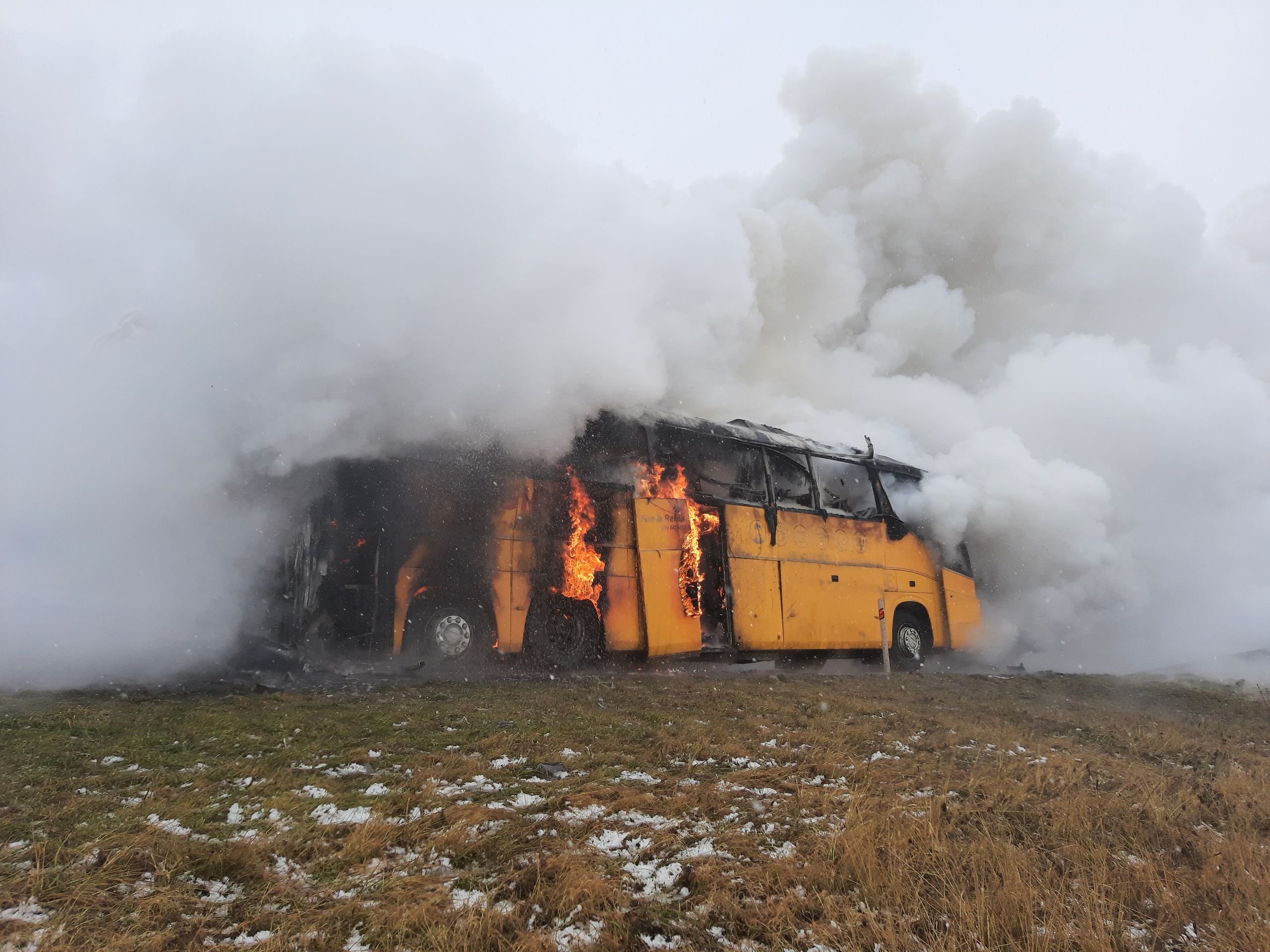 Požár autobusu na dálnici D46 - Požár autobusu na dálnici D46 (6/12)