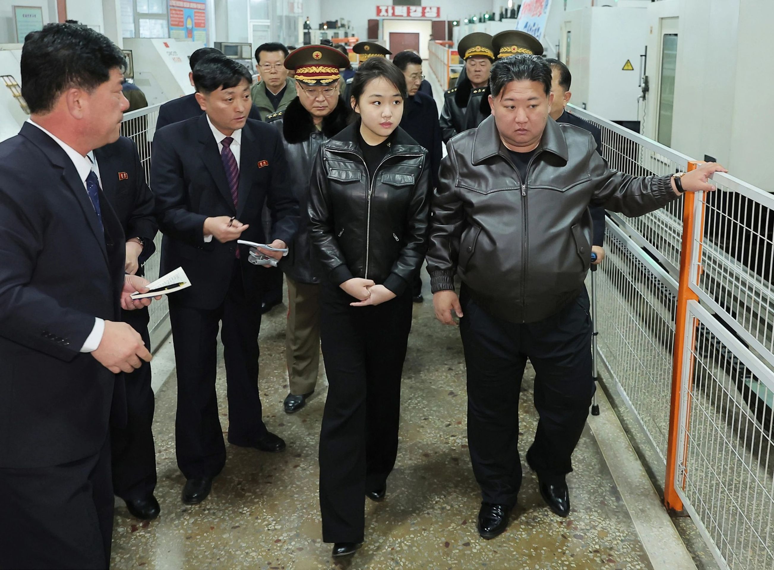 Kim Čong-un se svou dcerou Kim Ču-e - Kim Čong-un s dcerou během návštěvy zbrojovky (4/4)
