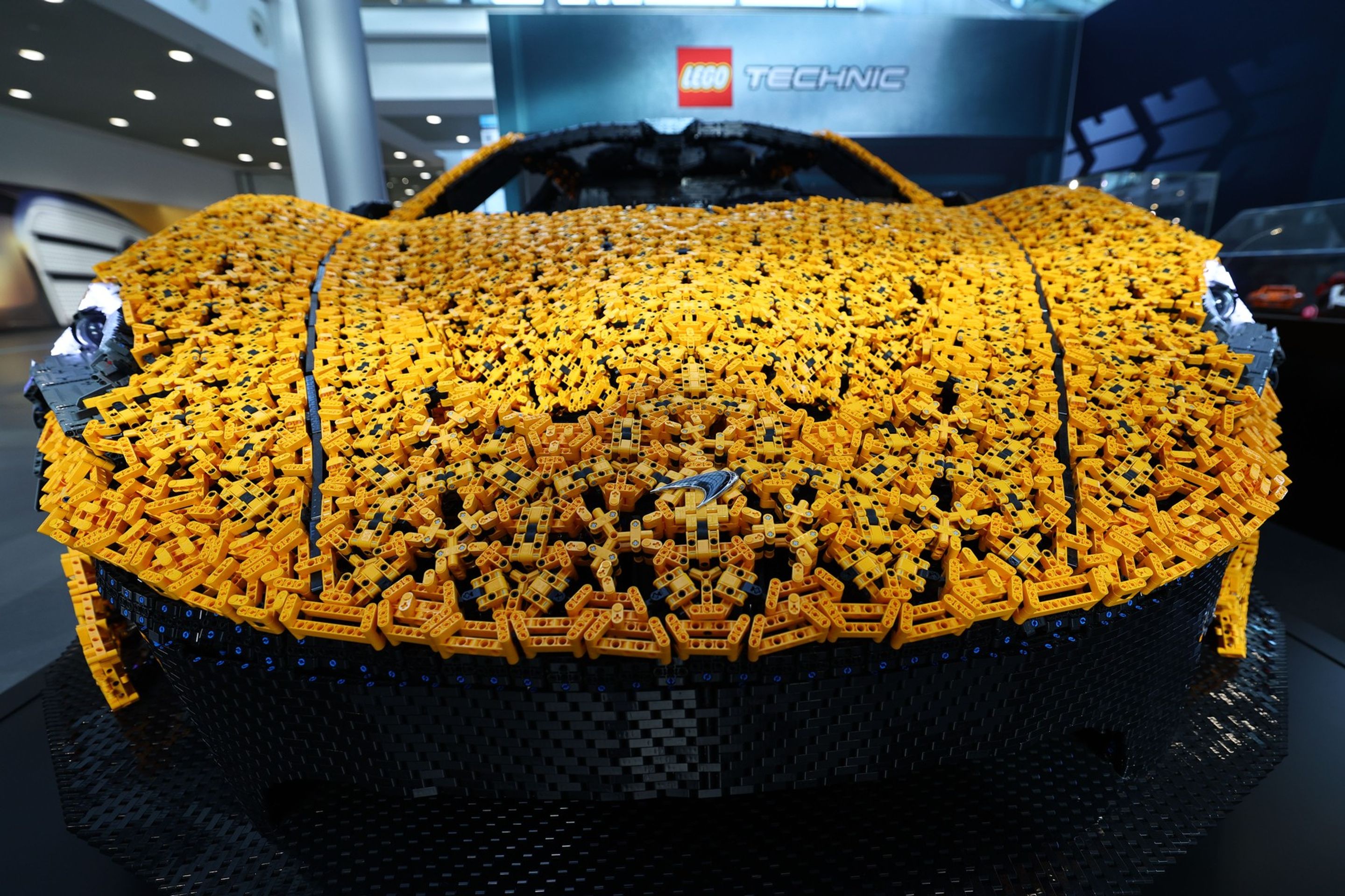 McLaren P1 v životní velikosti postavený z 342 817 dílů Lego Technic - Autosalon v Mnichově ukazuje budoucnost automobilového průmyslu (1/37)