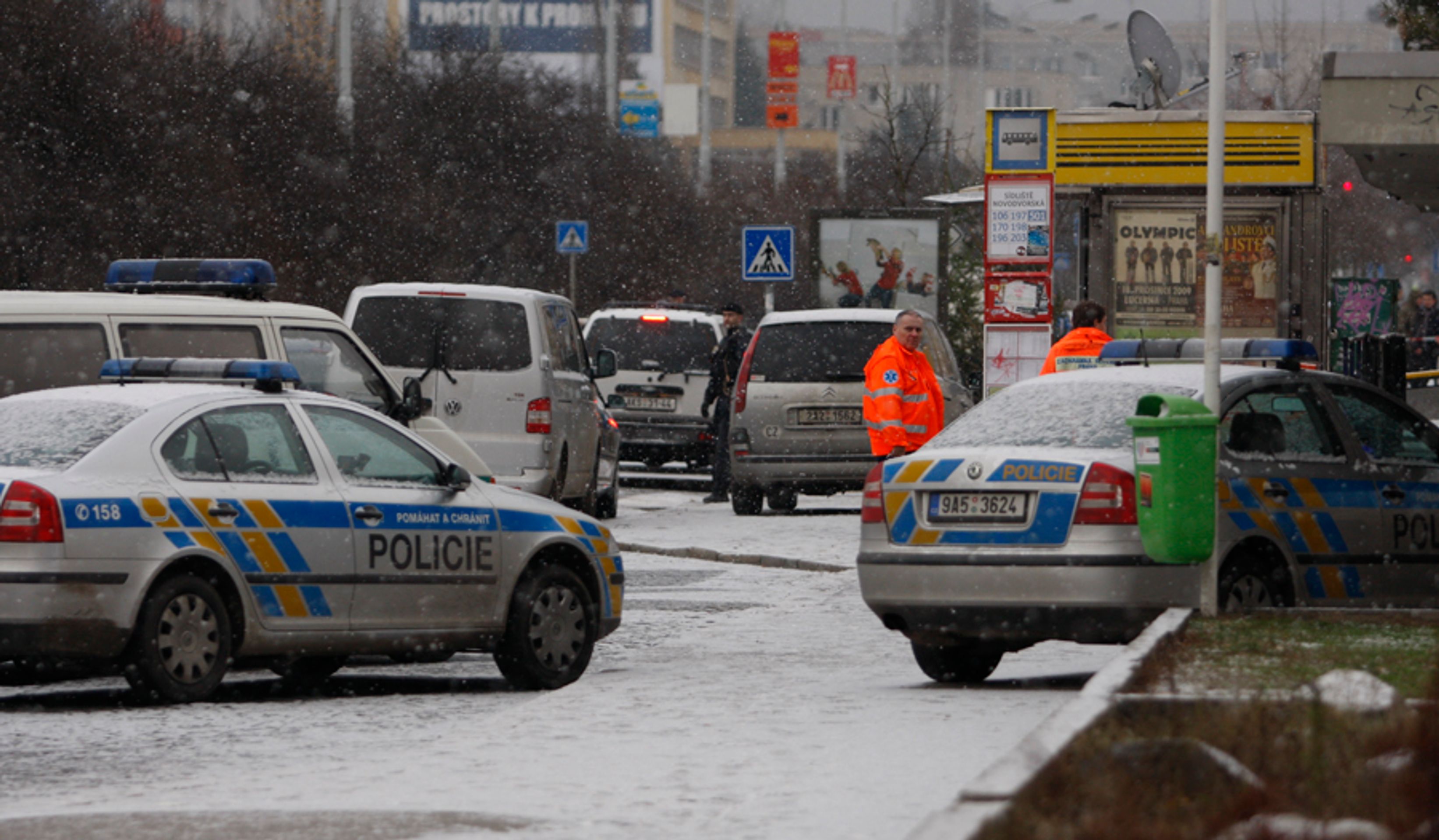 Zadržení muže, který přepadl banku a držel v ní 2 ženy-2 - GALERIE: Přepadení banky na Novodvorské (13/14)