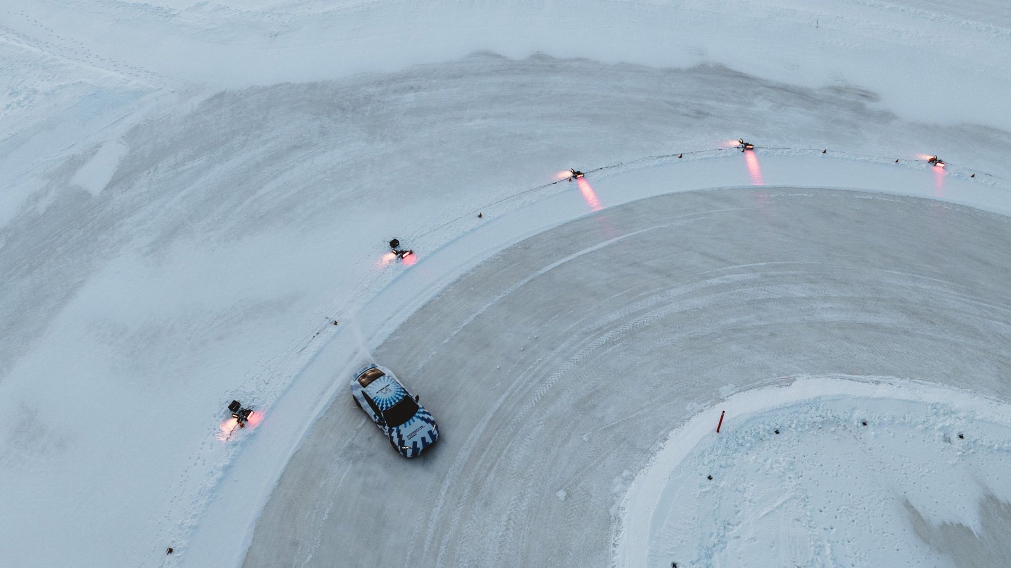 Porsche Taycan při driftu na ledové dráze - Porsche Taycan při rekordním driftu na ledové dráze (1/11)