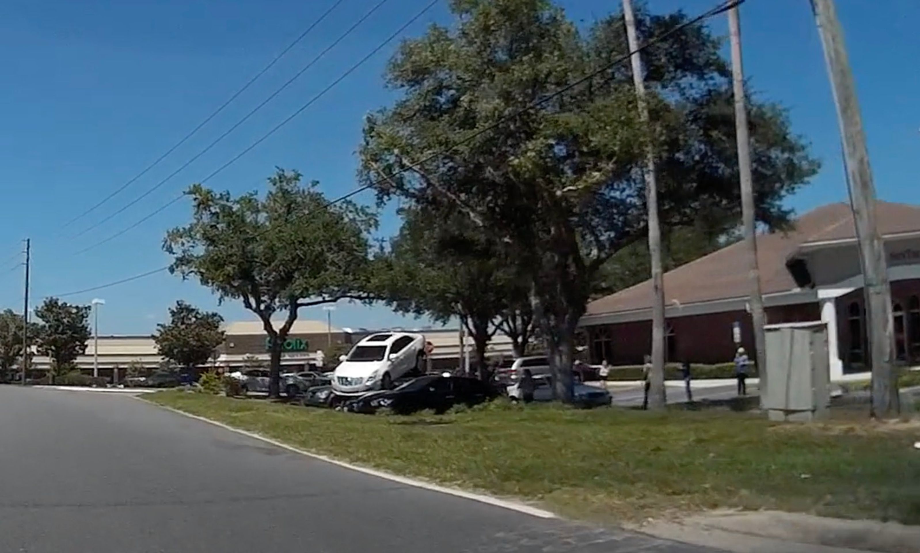 Bizarní nehoda na Floridě - 18 - Fotogalerie: Senior předvedl šílený průjezd křižovatkou. Pozpátku! (2/9)
