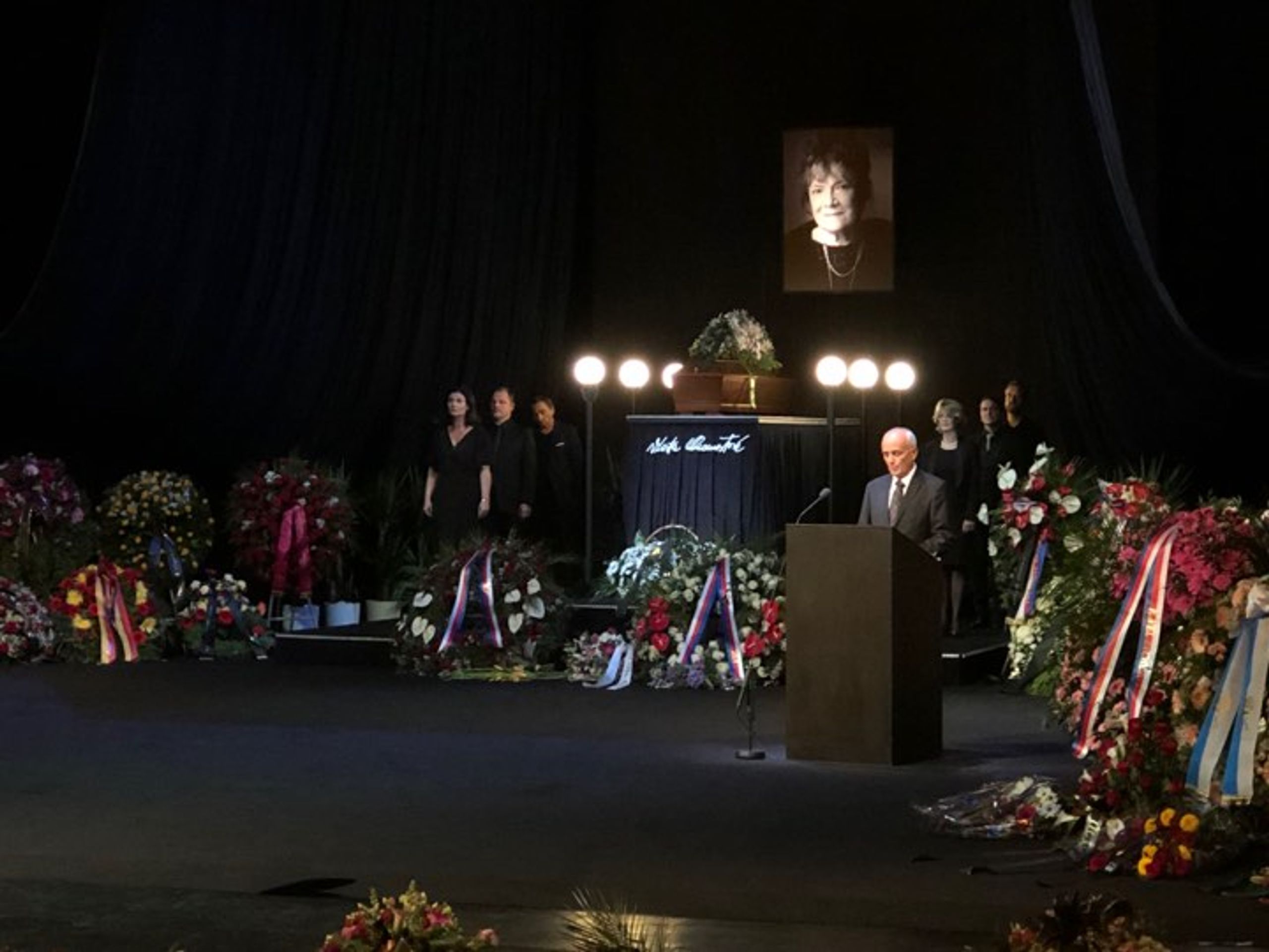 Lidé se loučí s Vlastou Chramostovou - 11 - GALERIE: Lidé se loučí s Vlastou Chramostovou (11/24)