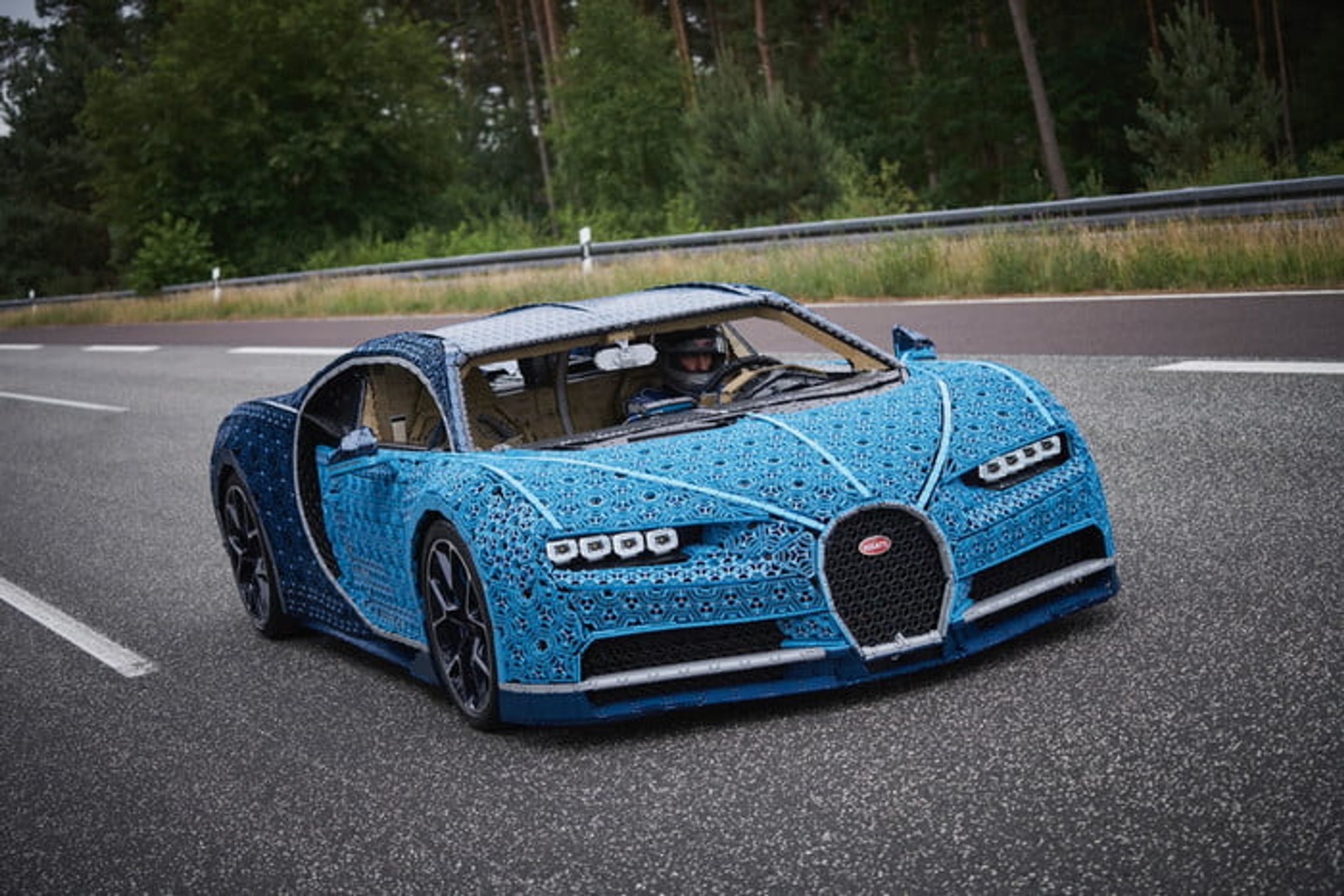 Bugatti Chiron z lega - Fotogalerie: V Kladně postavili pojízdné bugatti z lega (13/14)