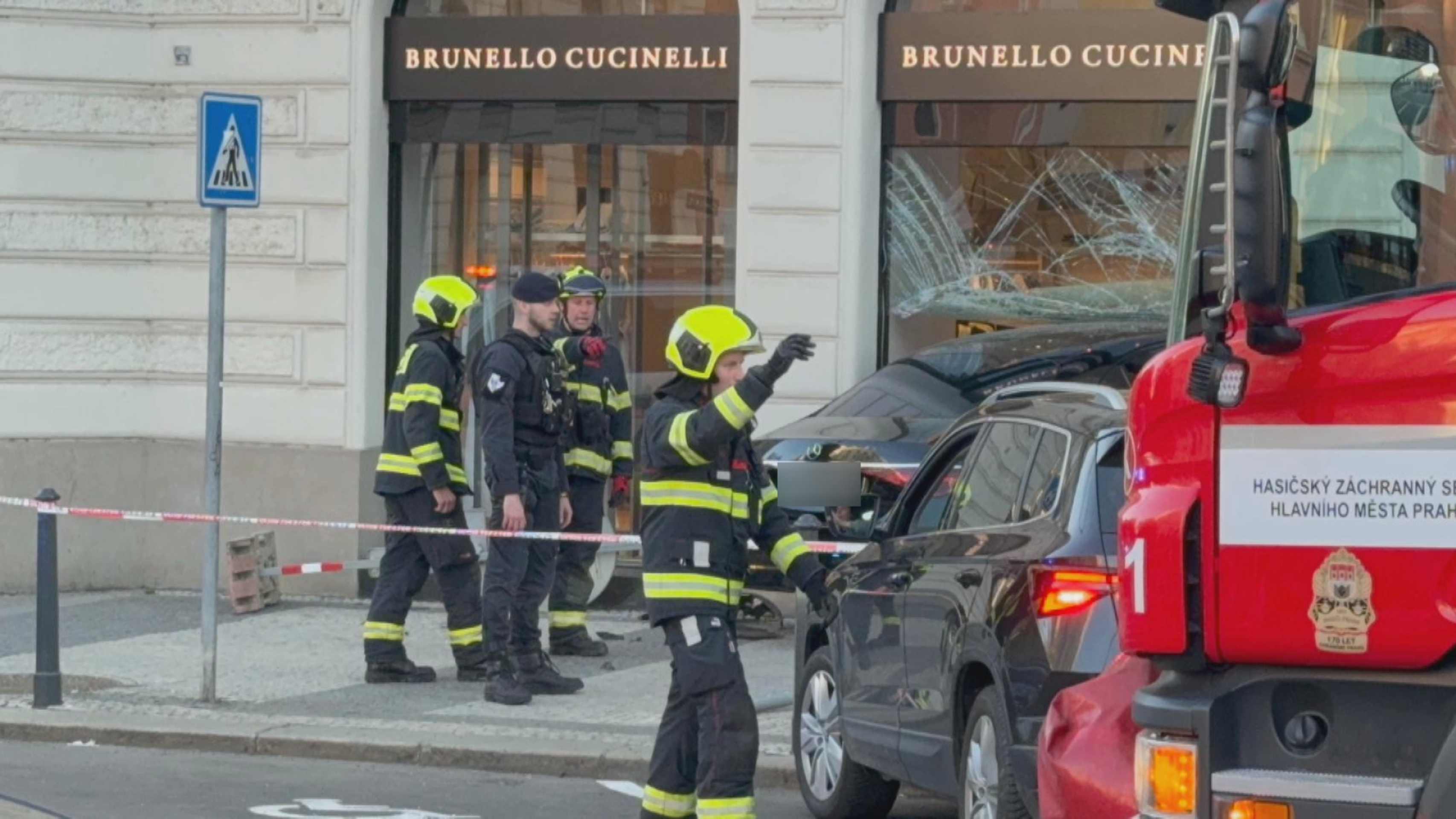Mercedes projel výlohou - Mercedes projel výlohou luxusního obchodu (5/7)