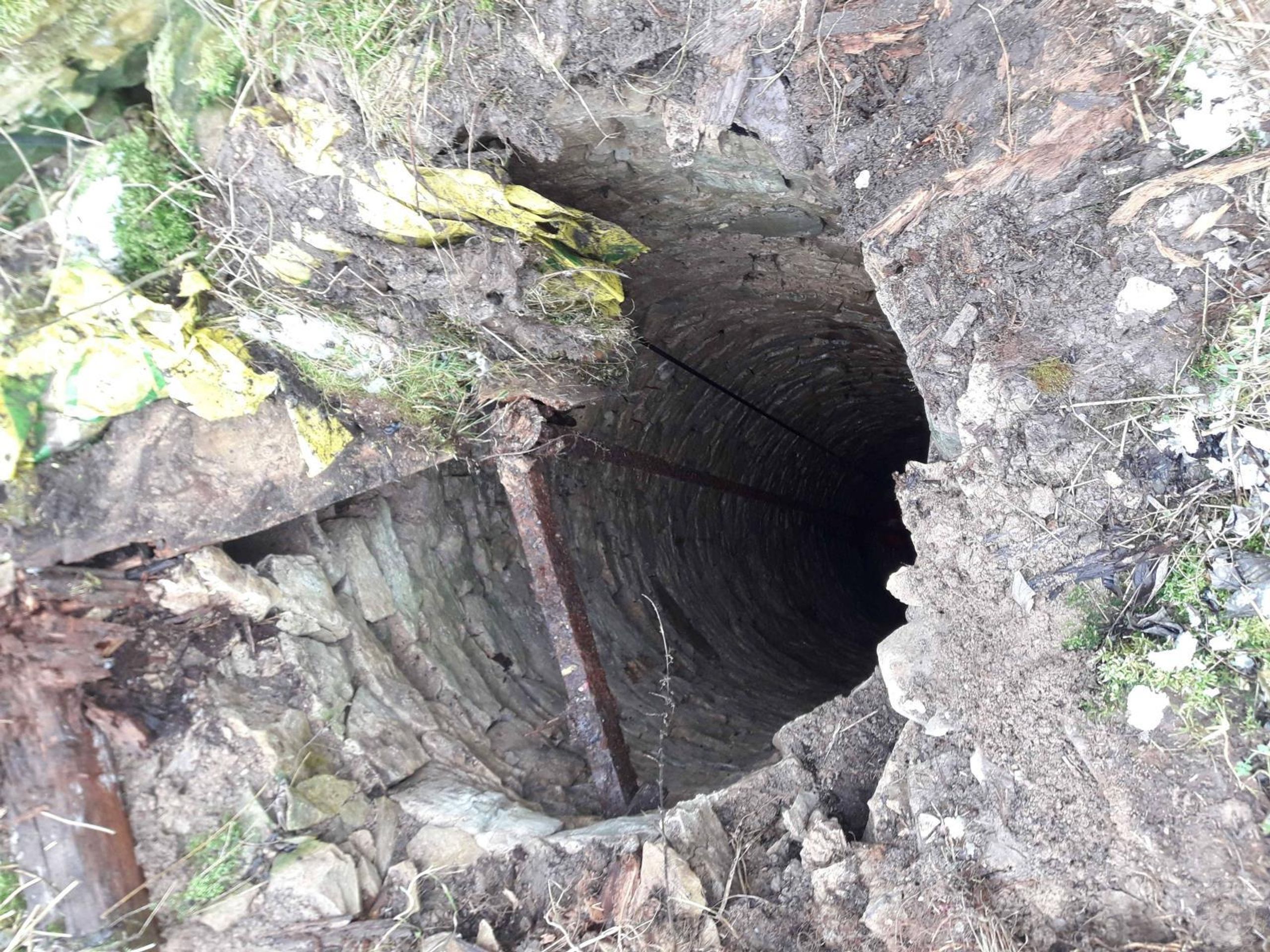 Muž spadl na Svitavsku do studny - 1 - GALERIE: Muž se na Svitavsku propadl do studny (1/3)