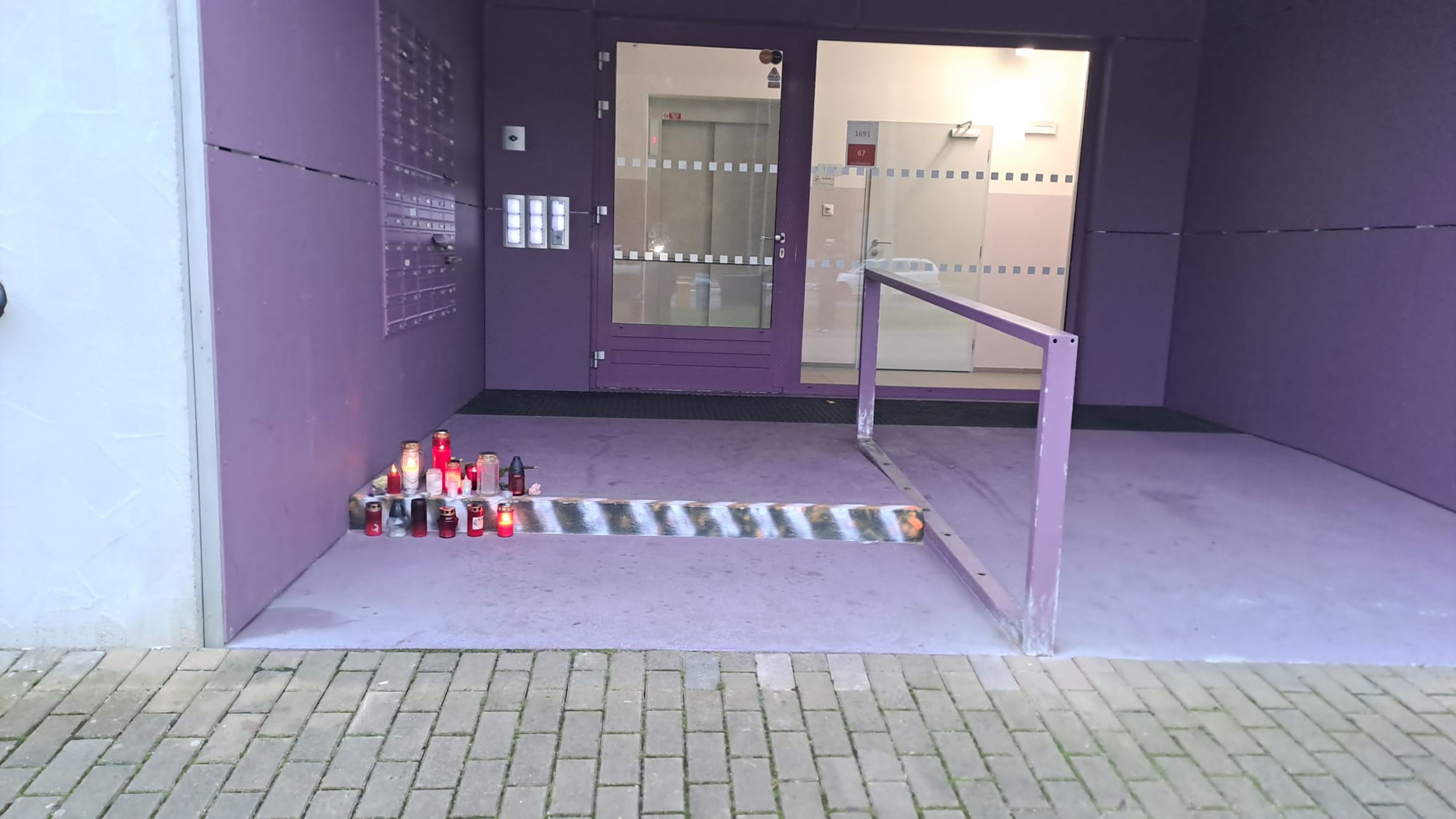 U domu zavražděné lékařky vzniklo pietní místo - U domu zavražděné lékařky vzniklo pietní místo (2/4)