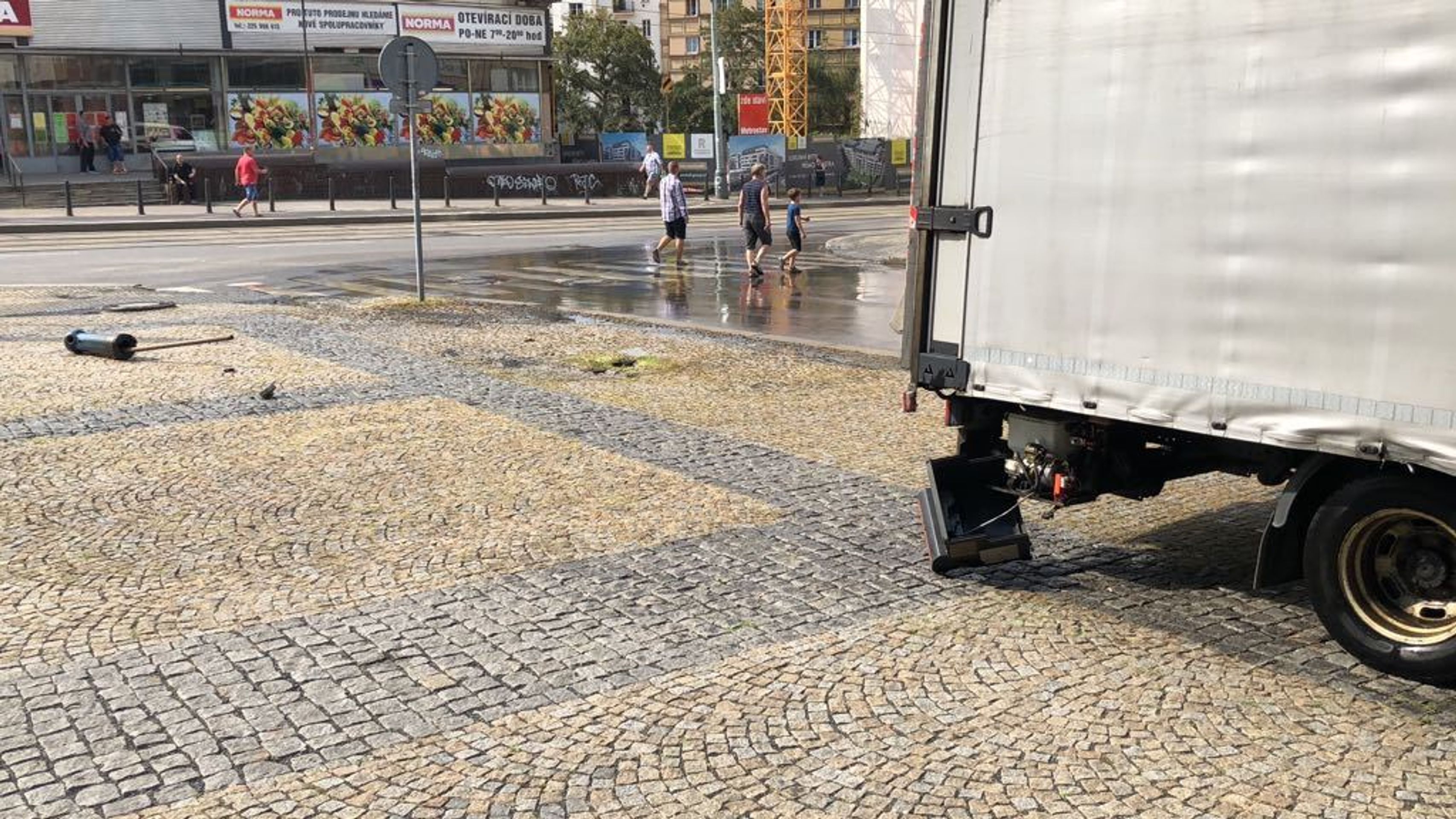 Auto přerazilo hydrant ve Vysočanech - 3 - GALERIE: Auto na Vysočanské přerazilo hydrant (5/8)