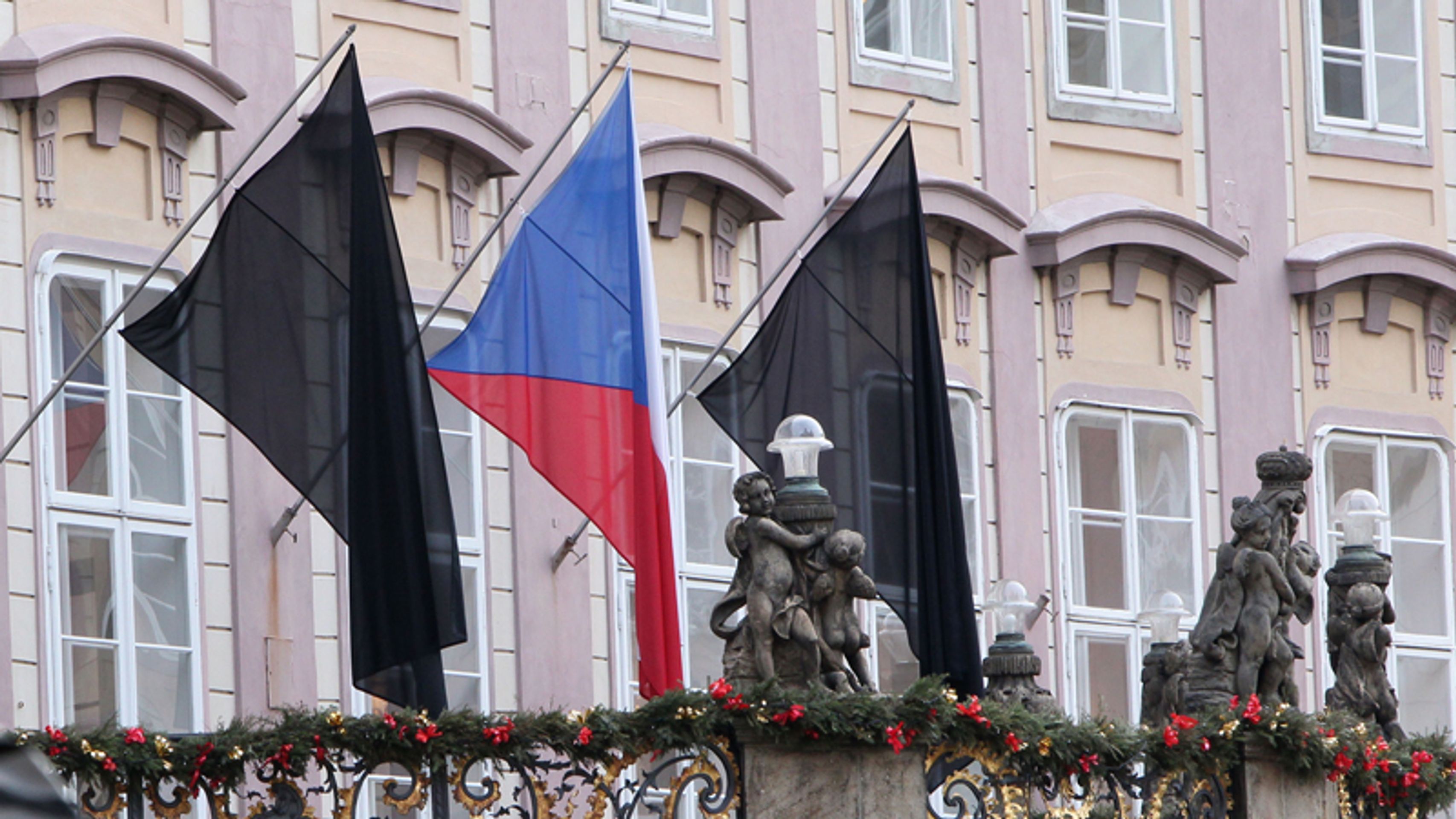Václav Havel - ROZLOUČENÍ - Hradčanské náměstí - Galerie náměstí (2/9)