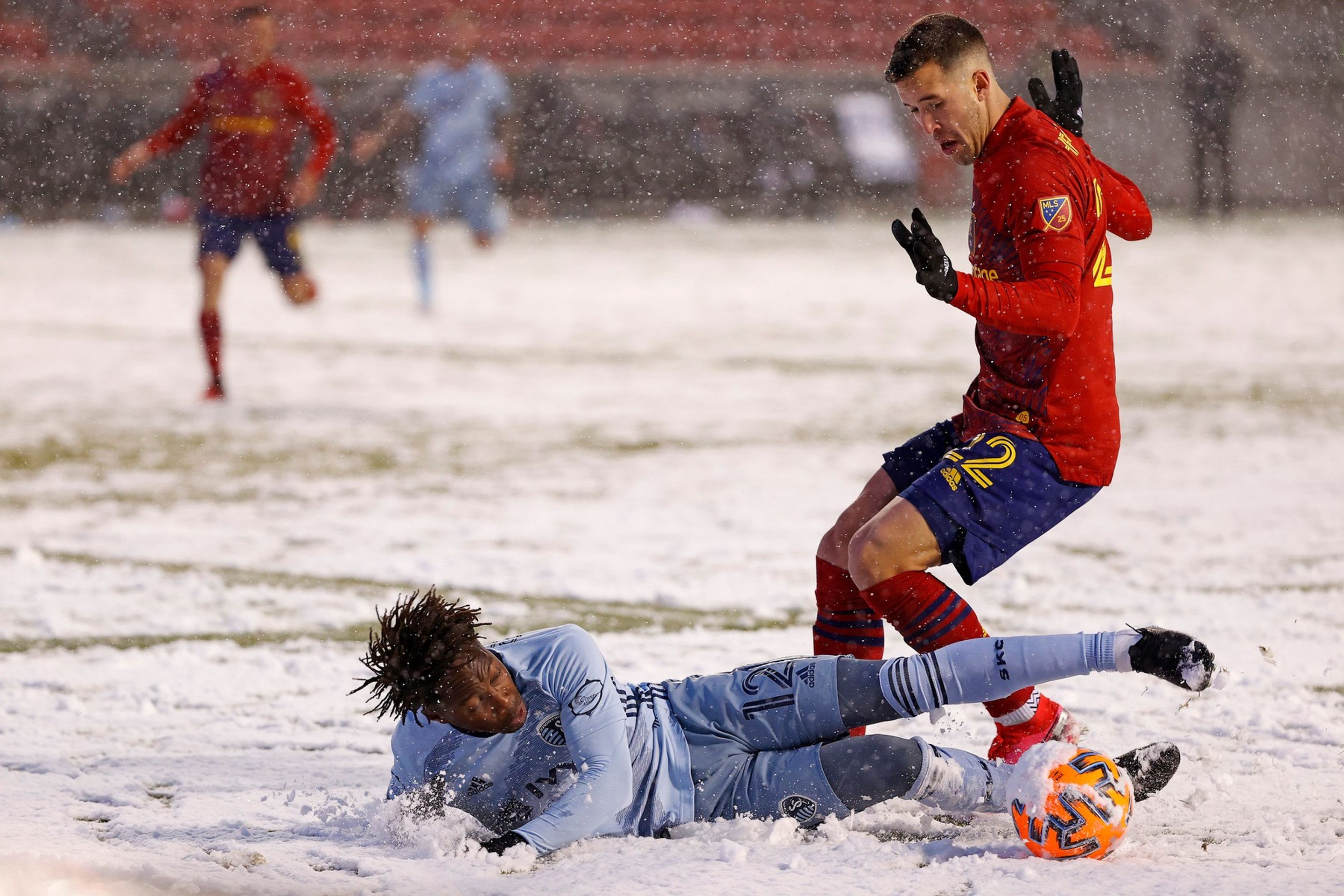 Hráči se ve sněhu nebáli ani do skluzů - GALERIE: Velká sněhová bitva! Hřiště v Salt Lake City zasypala vánice (6/13)