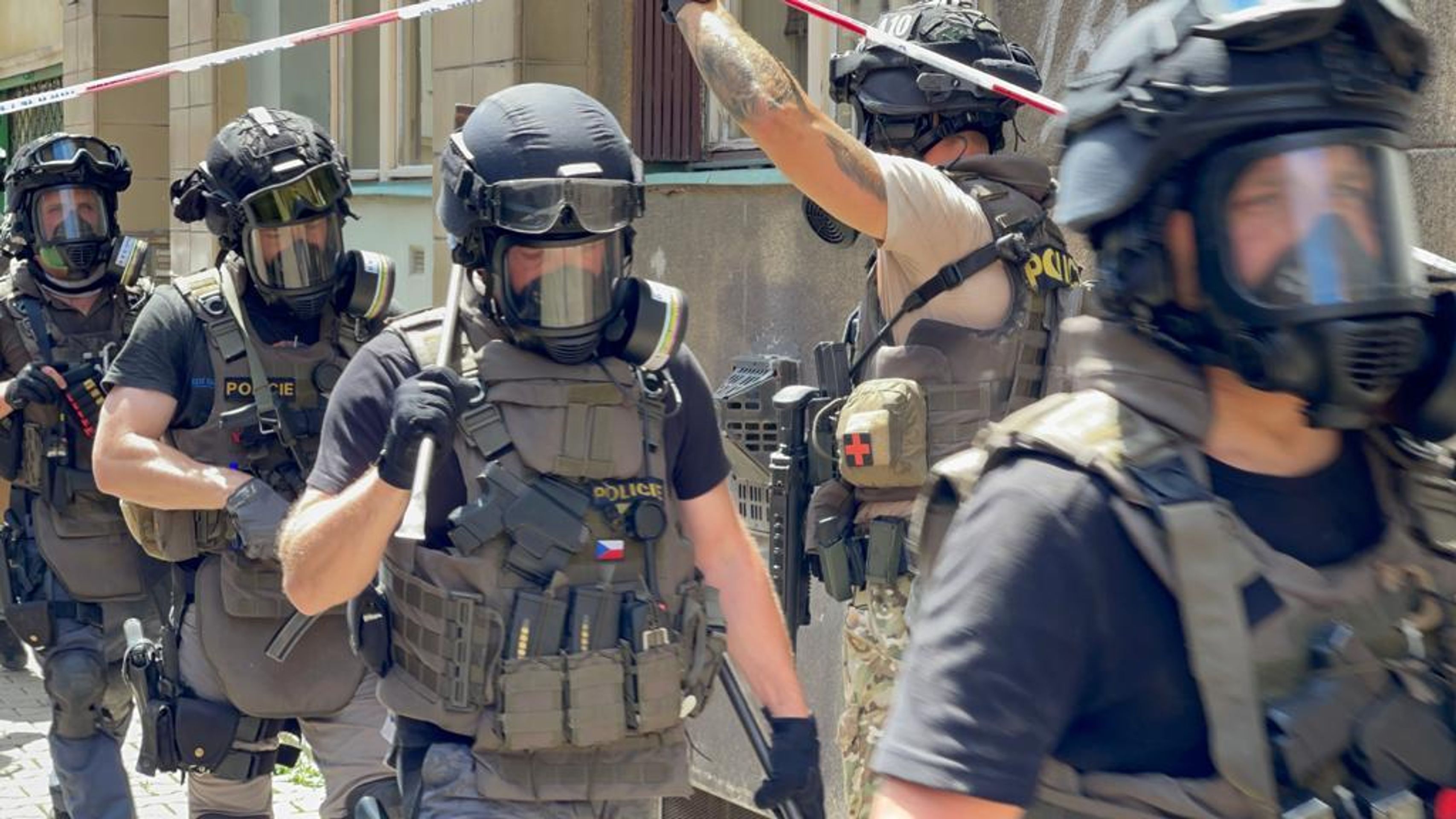 Policisté hledali násilníka, po vstupu do bytu jednoho z nich zranil výbuch - 6 - GALERIE: Policistu v Praze při vstupu do bytu zranil výbuch (4/10)