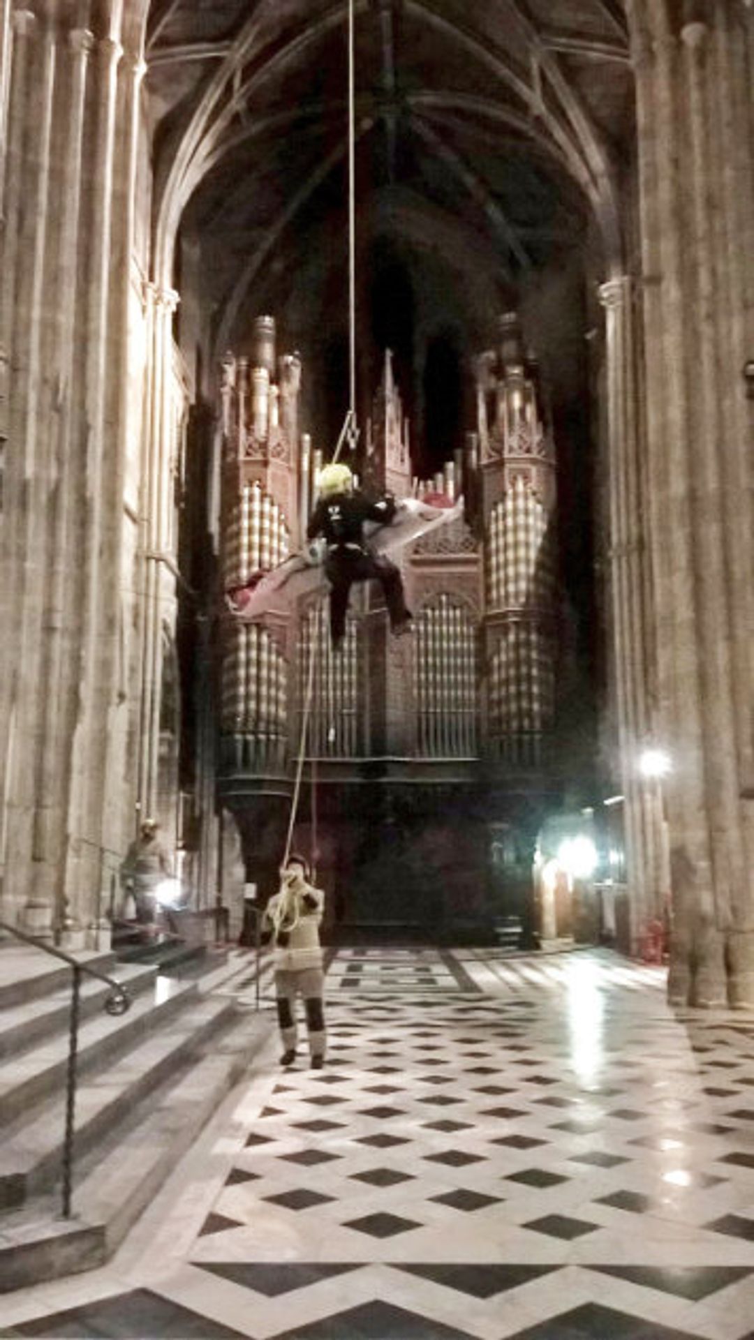 Zvoník se zranil při bizarní nehodě v katedrále ve Worcesteru - GALERIE: Záchrana zvoníka z věže katedrály (3/5)