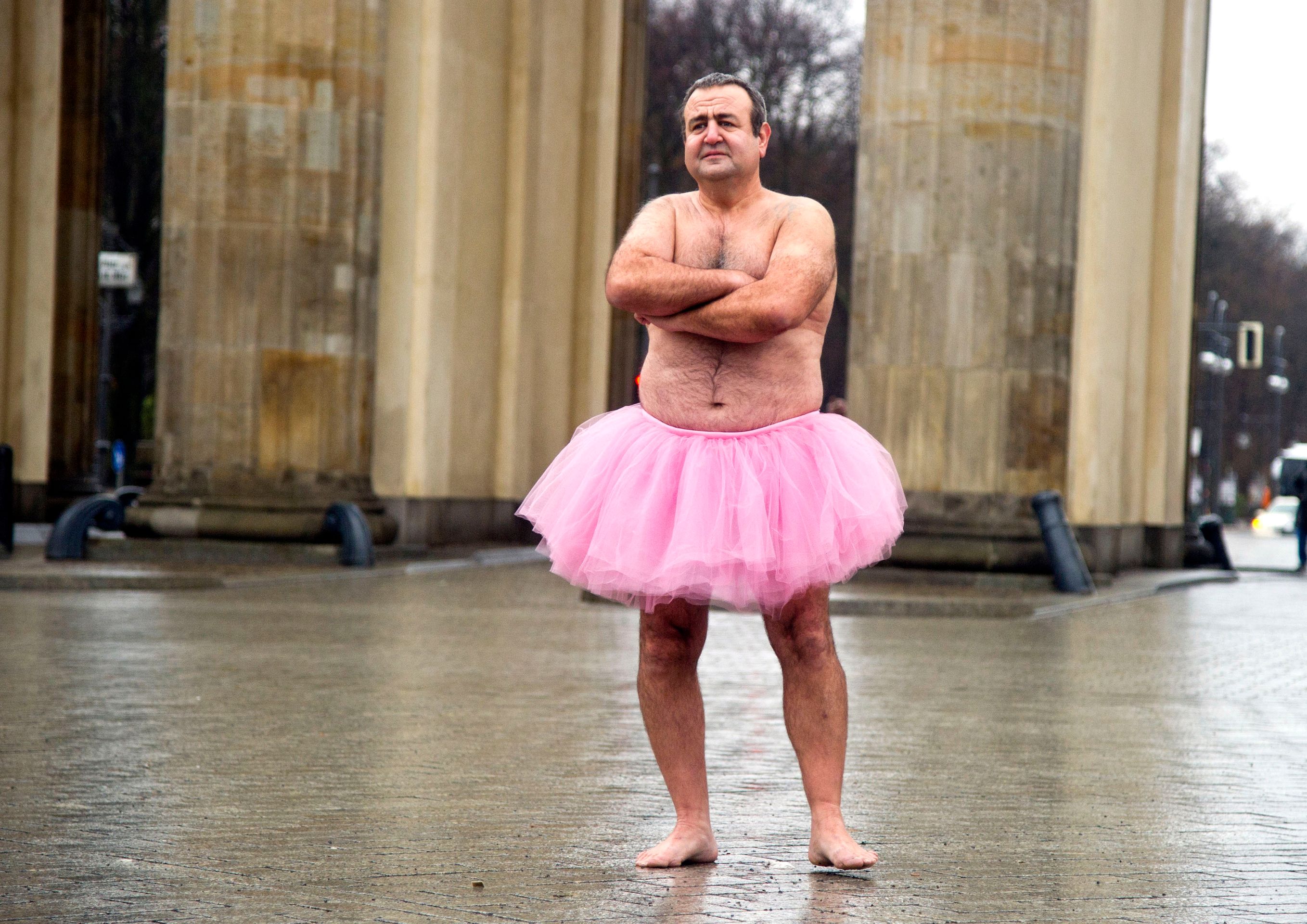 Bob Carey v růžové sukni jako baletka - 5 - GALERIE: Bob Carey tančí jako baletka (3/5)