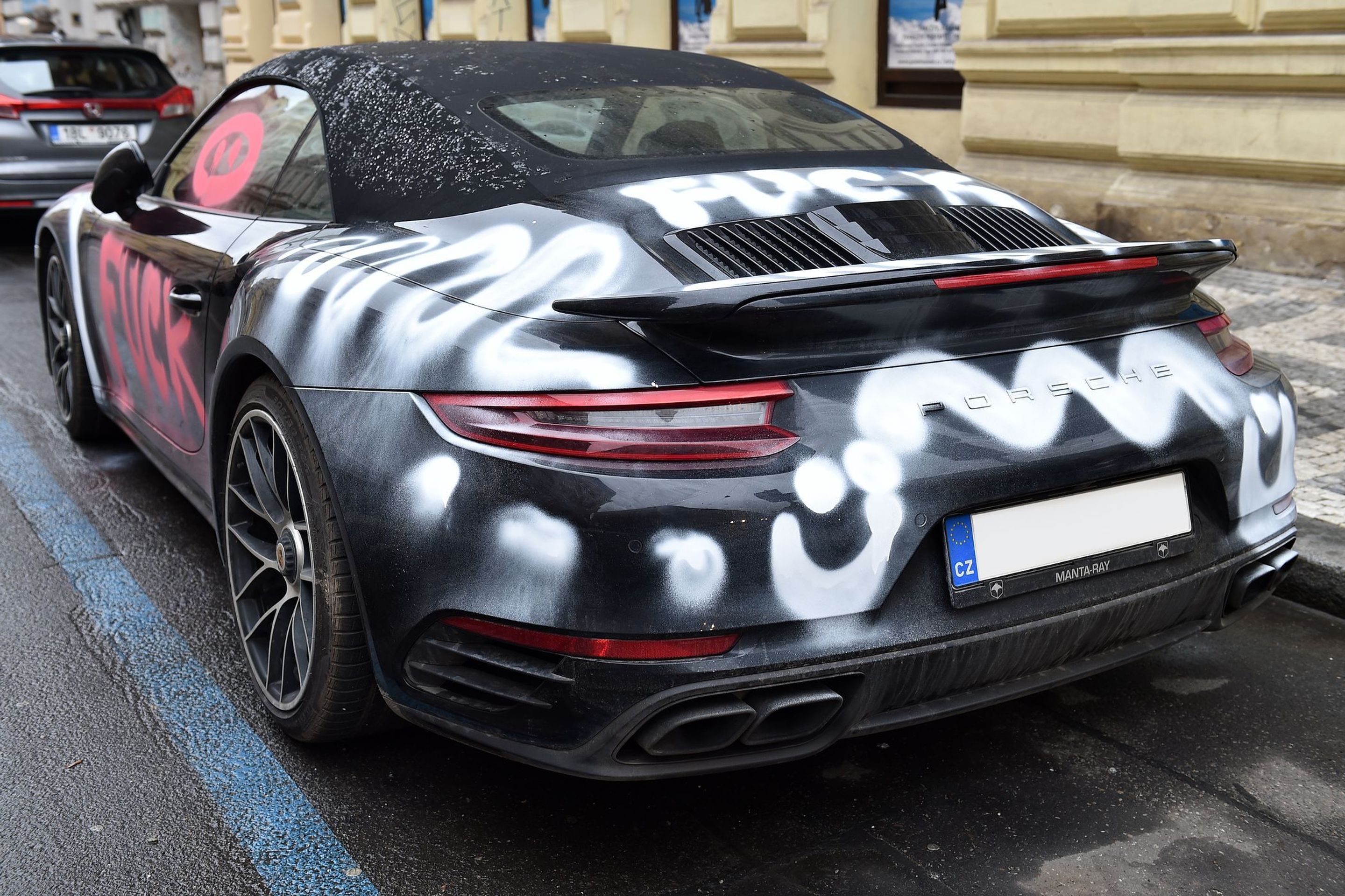 Posprejované Porsche - 8 - GALERIE: Posprejované Porsche (8/9)