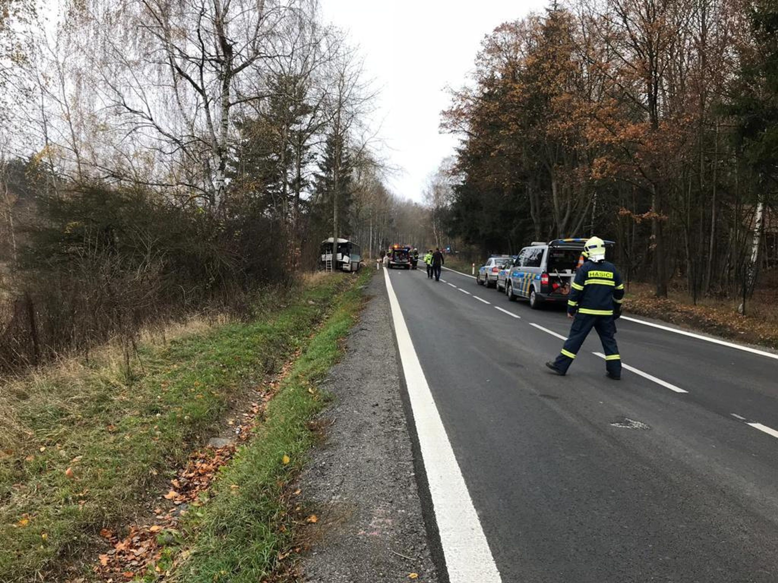 Nehoda autobusu u Věšína na Příbramsku - 1 - GALERIE: Nehoda autobusu u Věšína na Příbramsku (5/5)