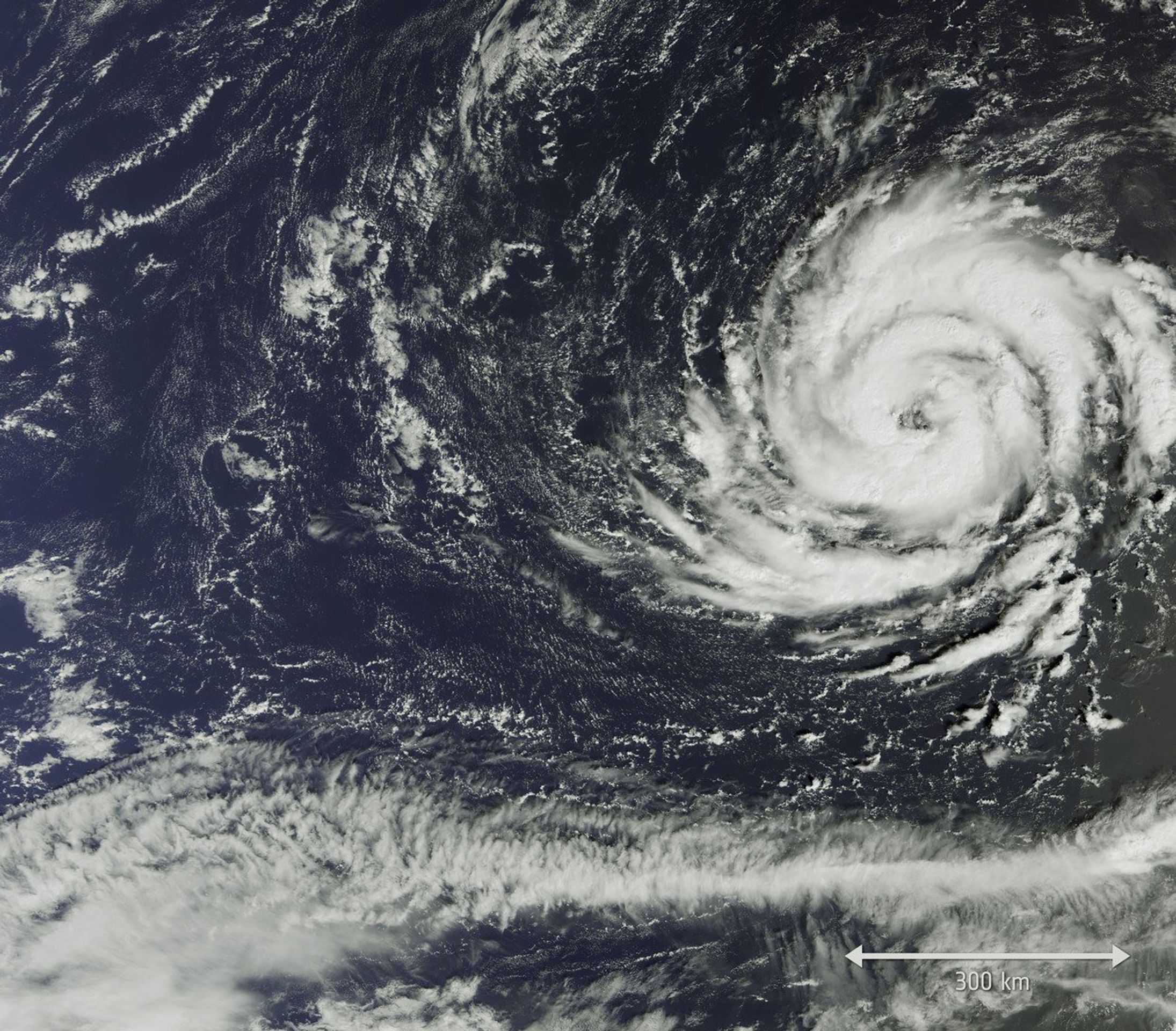 Satelitní snímek hurikánu Ophelia - GALERIE: Hurikán Ophelia se blíží k Evropě (3/3)