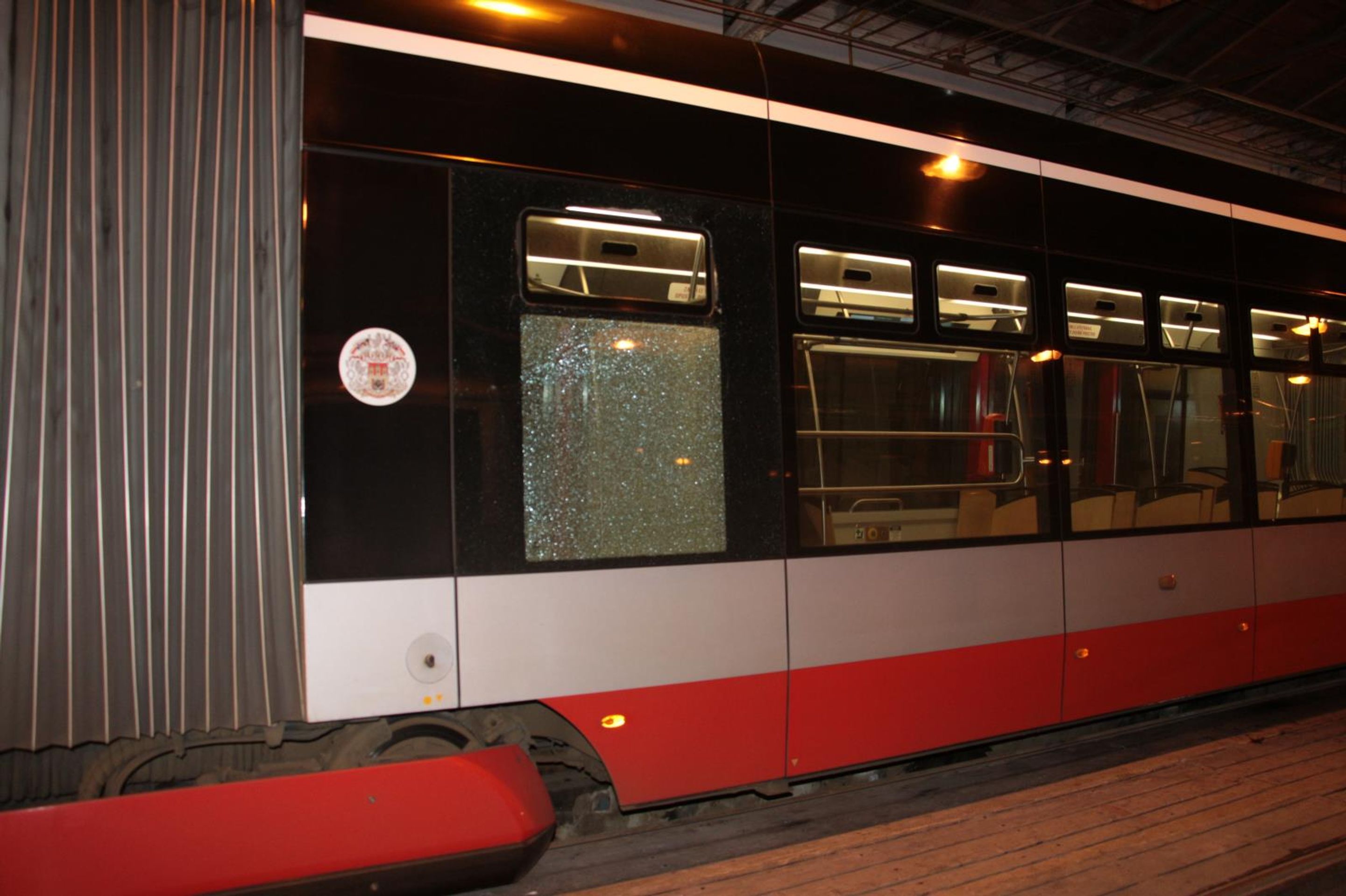 Poškozená okna vozů městské dopravy v Praze (3) - Poškozená okna vozů městské dopravy v Praze (5/5)