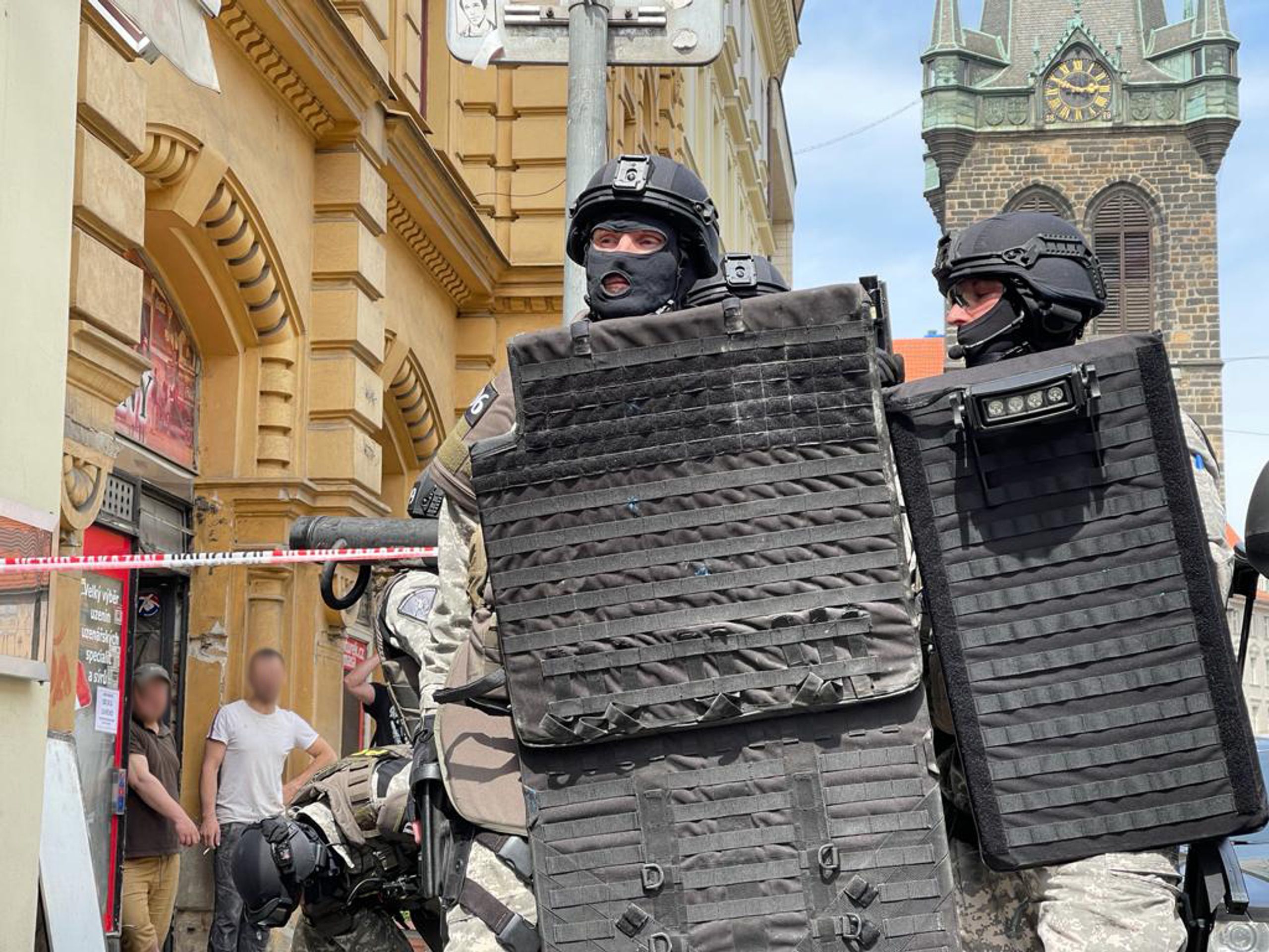 Ozbrojené vloupání v centru Prahy - 8 - GALERIE: Ozbrojení útočníci v bytě v Praze (14/23)
