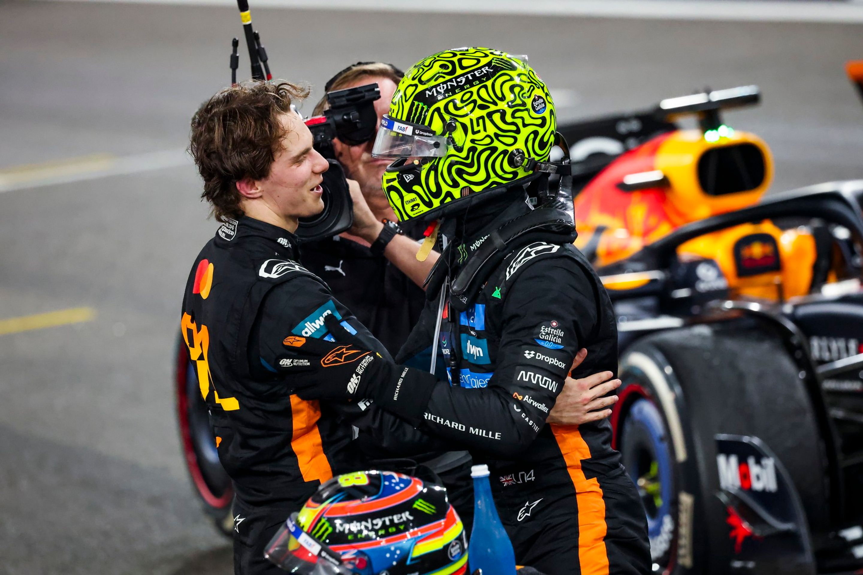 Lando Norris dostává gratulace od kolegy Oscara Piastriho - Lando Norris slaví titul v F1 (8/10)