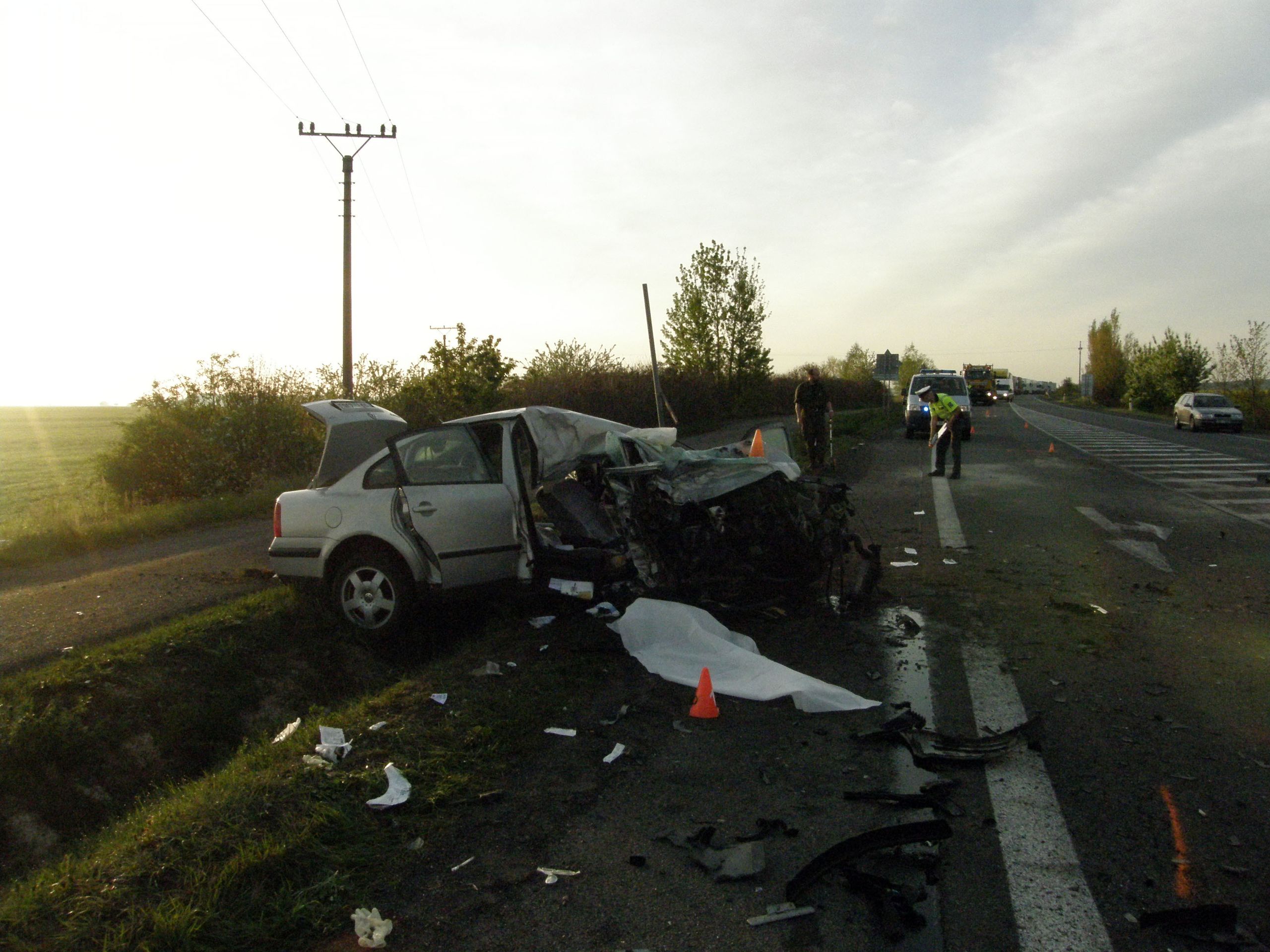 Passat se čelně srazil s kamionem u Kladna - 3 - Passat se čelně srazil s kamionem u Kladna (3/9)