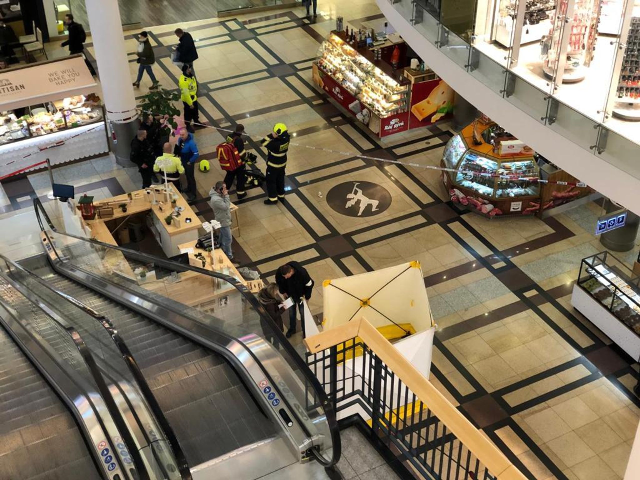 Pád muže z 2. patra galerie v OC Palladium Praha - 4 - GALERIE: Pád muže z 2. patra nákupní galerie v OC Palladium v Praze (1/5)