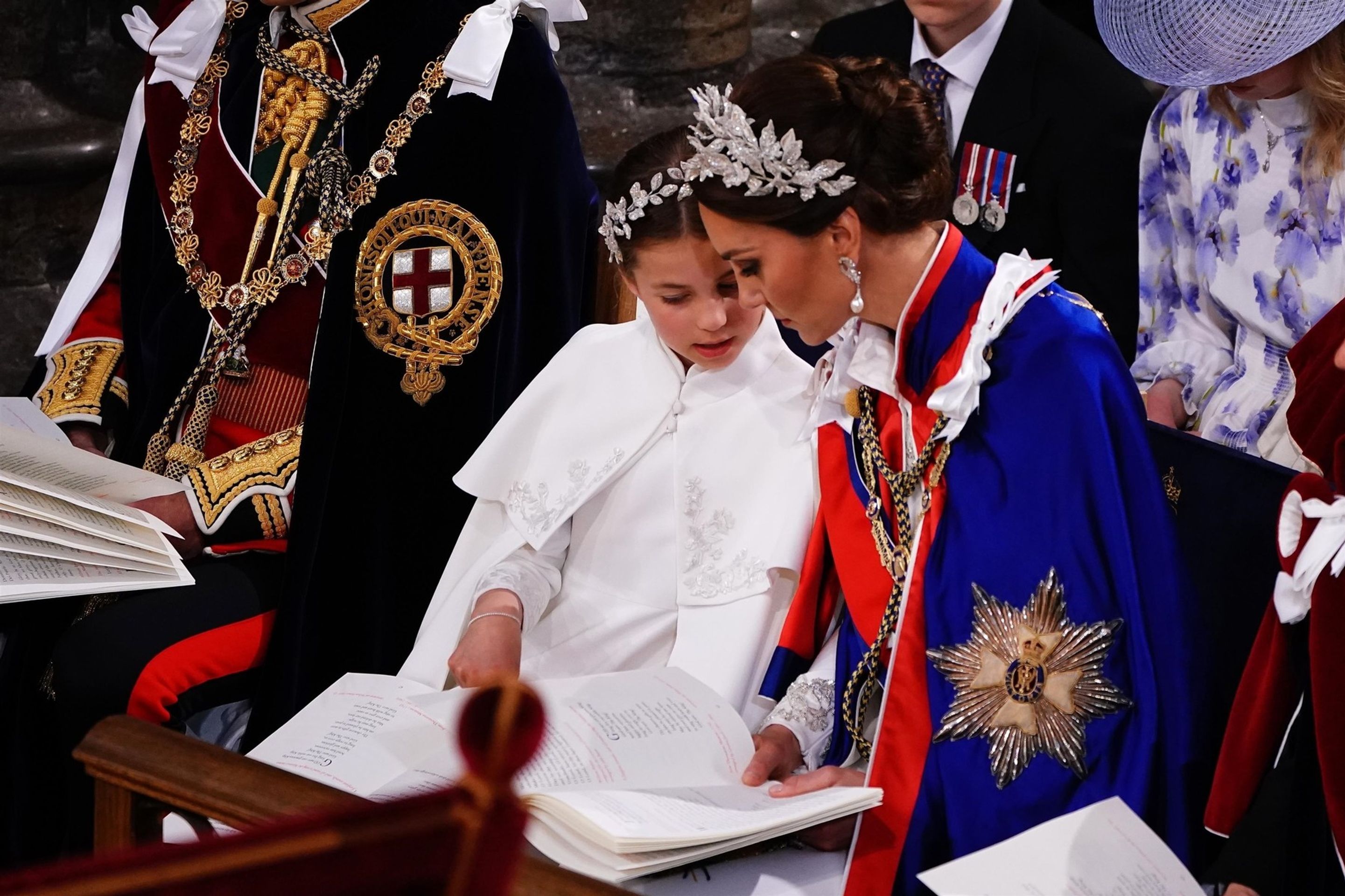 Kate a Charlotte na korunovaci krále Karla III. - Charlotte a Kate na korunovaci krále Karla III. (1/8)
