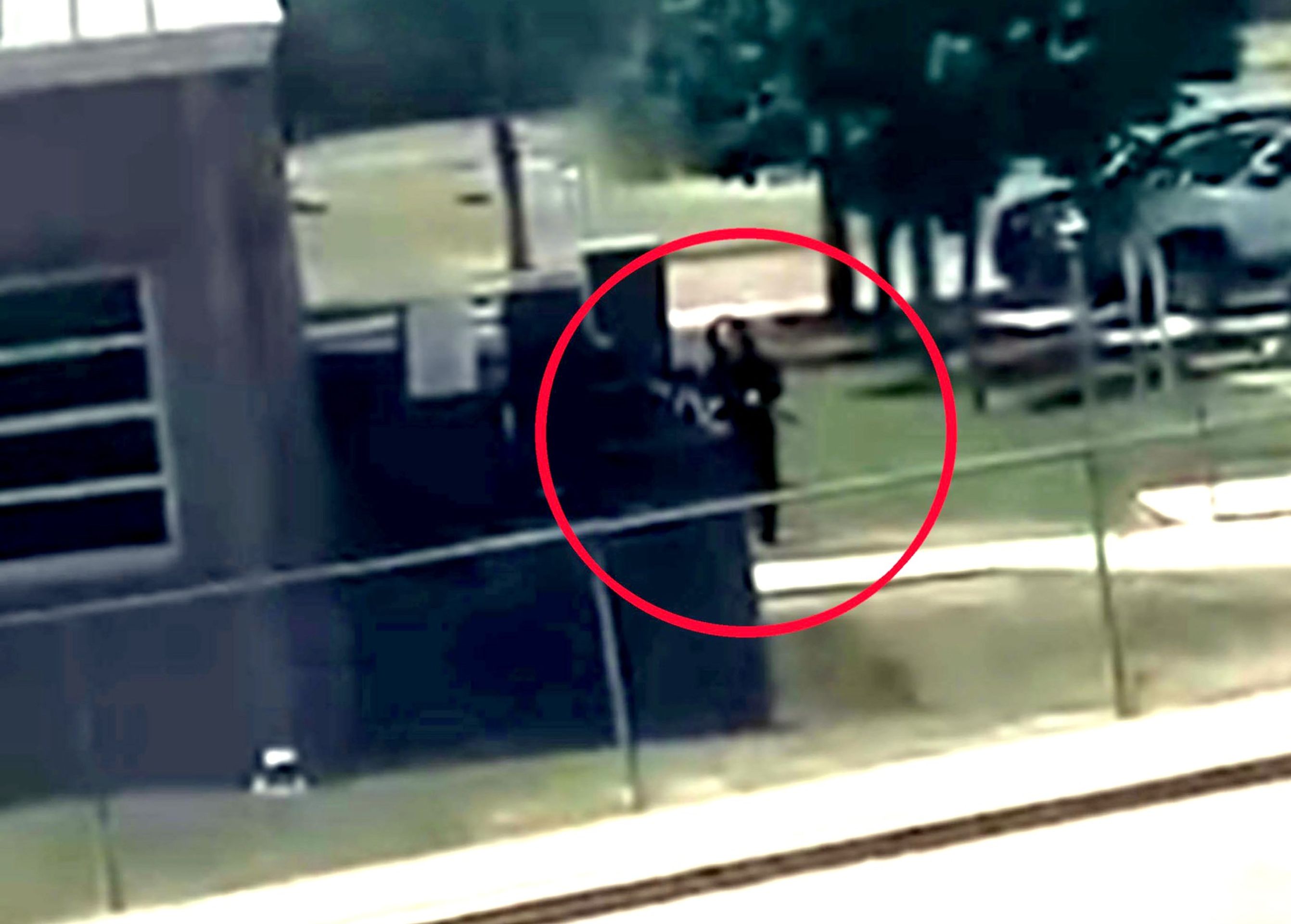 Svědkyně natočila příchod střelce do školy - Podle policie střílel 18letý Salvador Ramos (1/3)