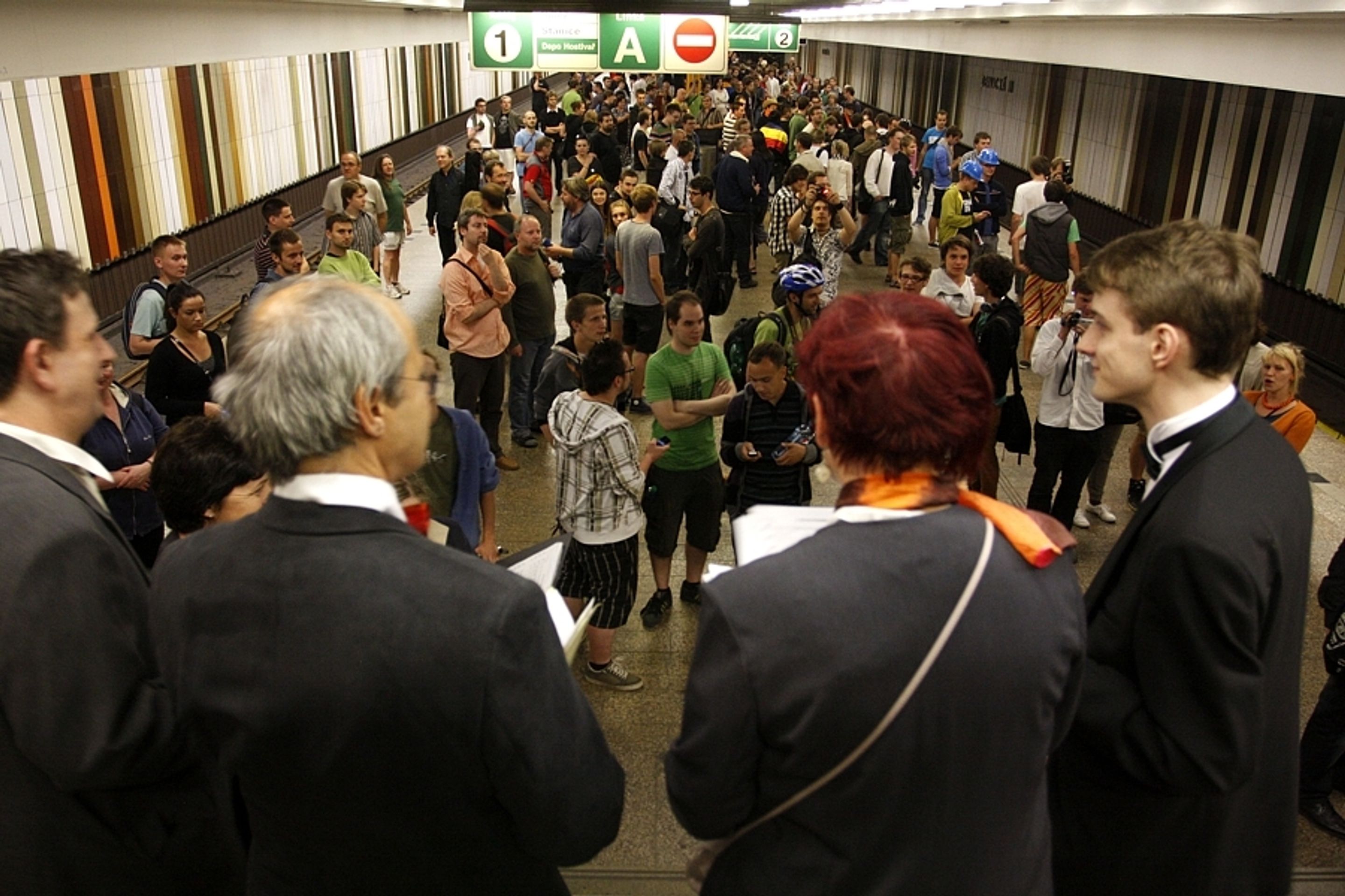 Antistávka na Dejvické - 7 - GALERIE: Lidé obsadili soupravu metra na stanici Dejvická (6/39)