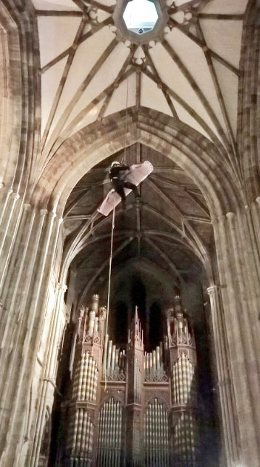 Zvoník se zranil při bizarní nehodě v katedrále ve Worcesteru - GALERIE: Záchrana zvoníka z věže katedrály (2/5)