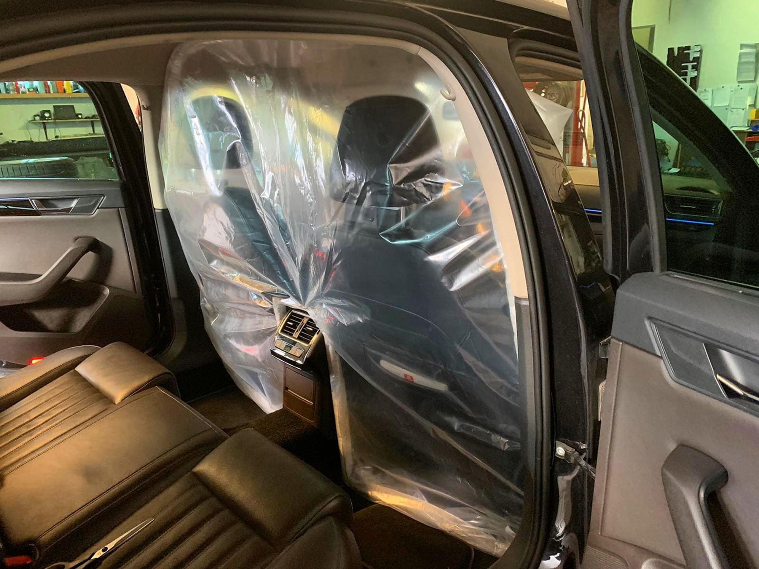 Igelitové přepážky v taxících - 11 - Fotogalerie: Taxikáři se chrání proti koronaviru (4/5)