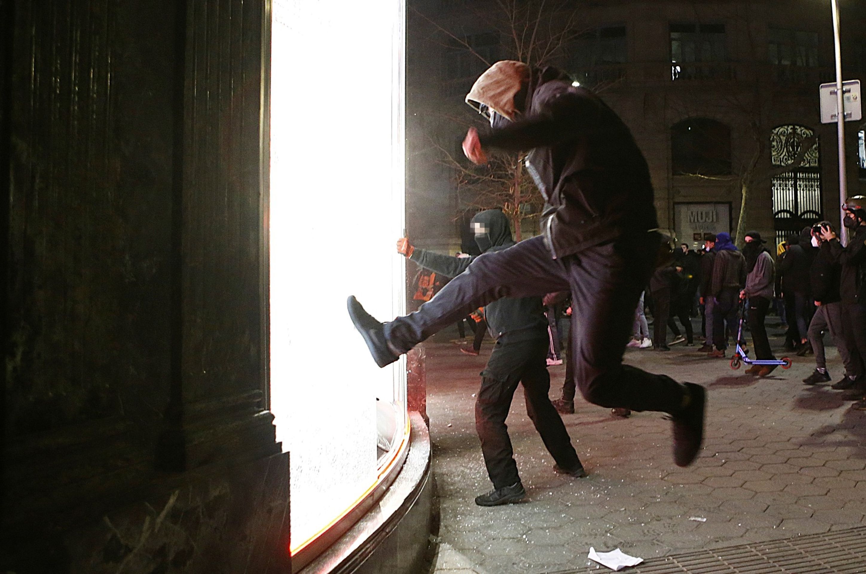 Demonstrace na podporu rapera Haséla v Barceloně - 2 - GALERIE: Demonstrace na podporu rapera v Barceloně (1/6)