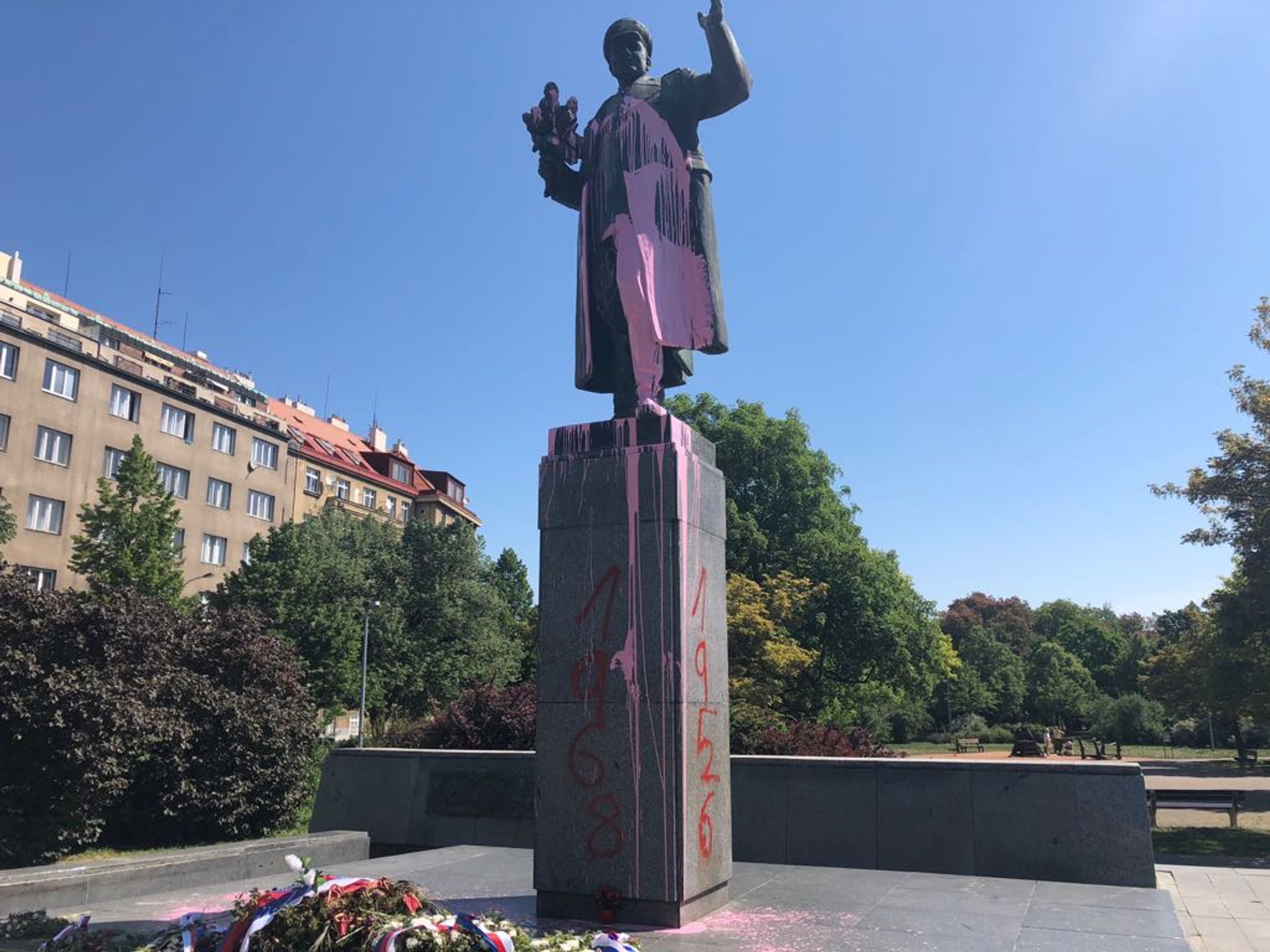 Socha maršála Koněva byla přetřena růžovou barvou - GALERIE: Natřena socha maršála Koněva (1/4)