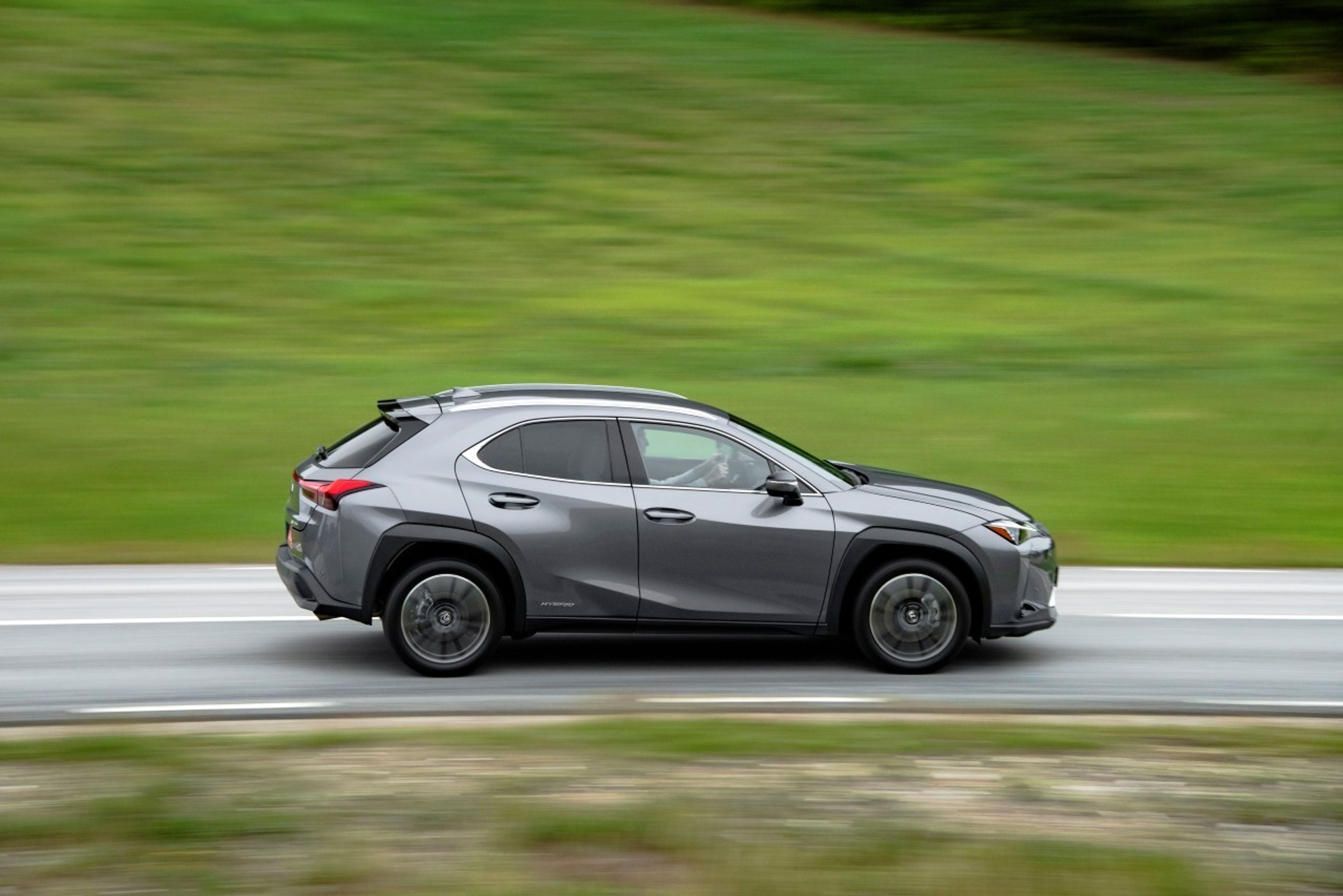 Hybridní crossover Lexus UX 250h - 12 - Fotogalerie: Crossover Lexus UX - elektromobil vs. hybrid (6/21)