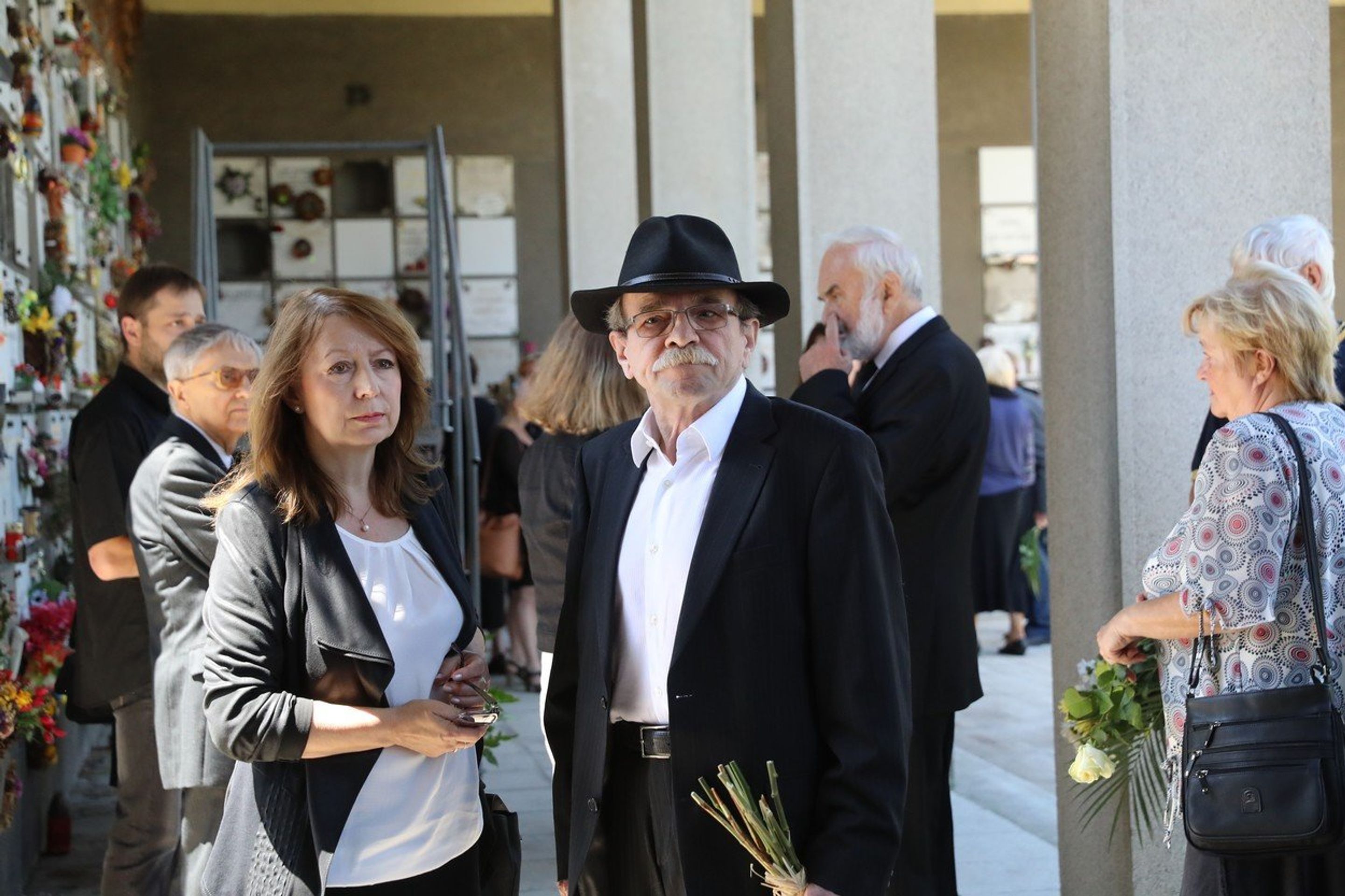 Lidé se přišli rozloučit s Bořivojem Pencem - Jaroslav Uhlíř s manželkou - GALERIE: Lidé se přišli rozloučit s Bořivojem Pencem (3/12)