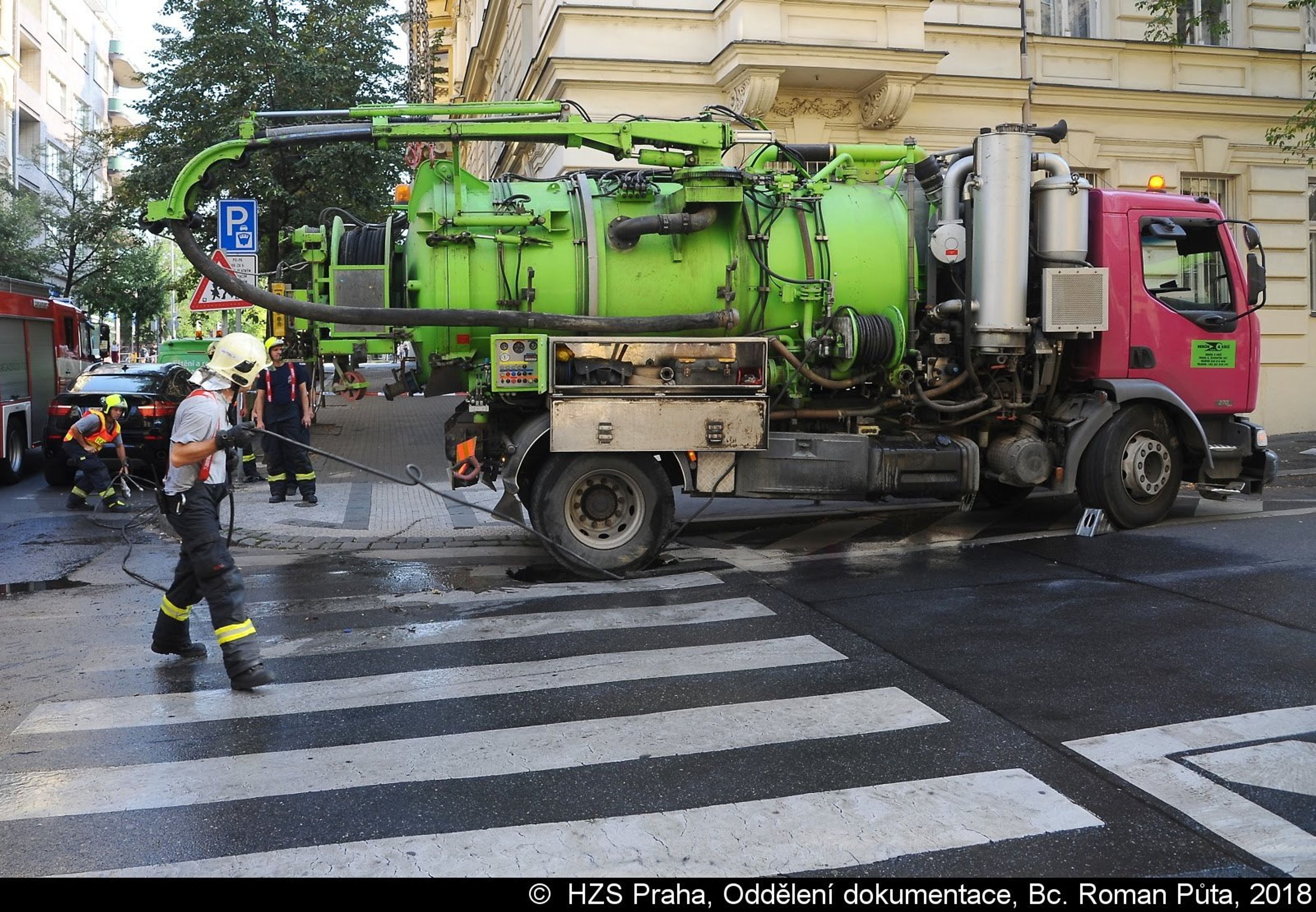 Pod čistícím vozem se v Italské propadla silnice - 9 - GALERIE: Pod vozem se v Italské propadla silnice (11/19)
