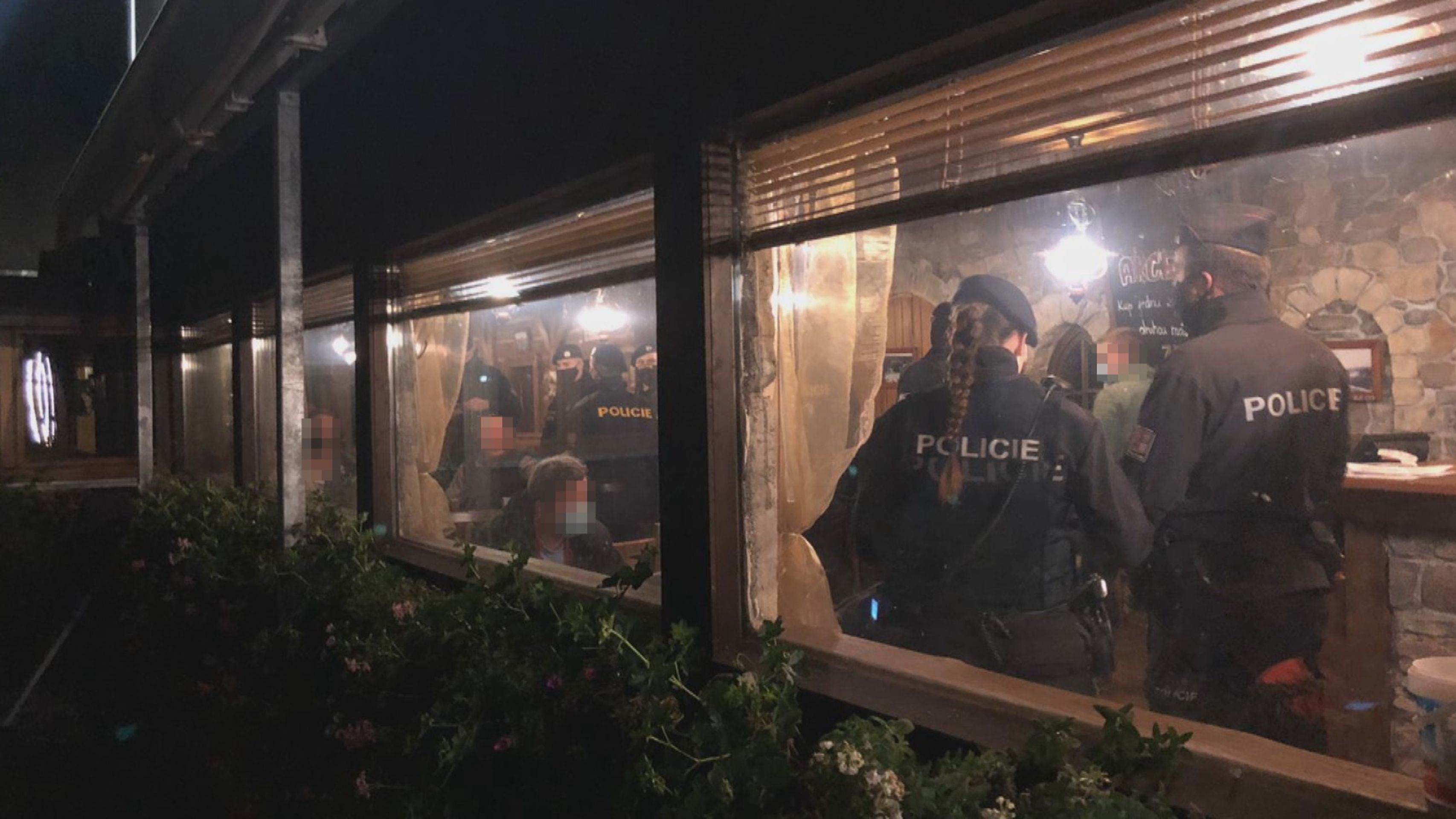 Zásah v hospodě - 3 - GALERIE: Policejní zásah v pražské restauraci (4/11)