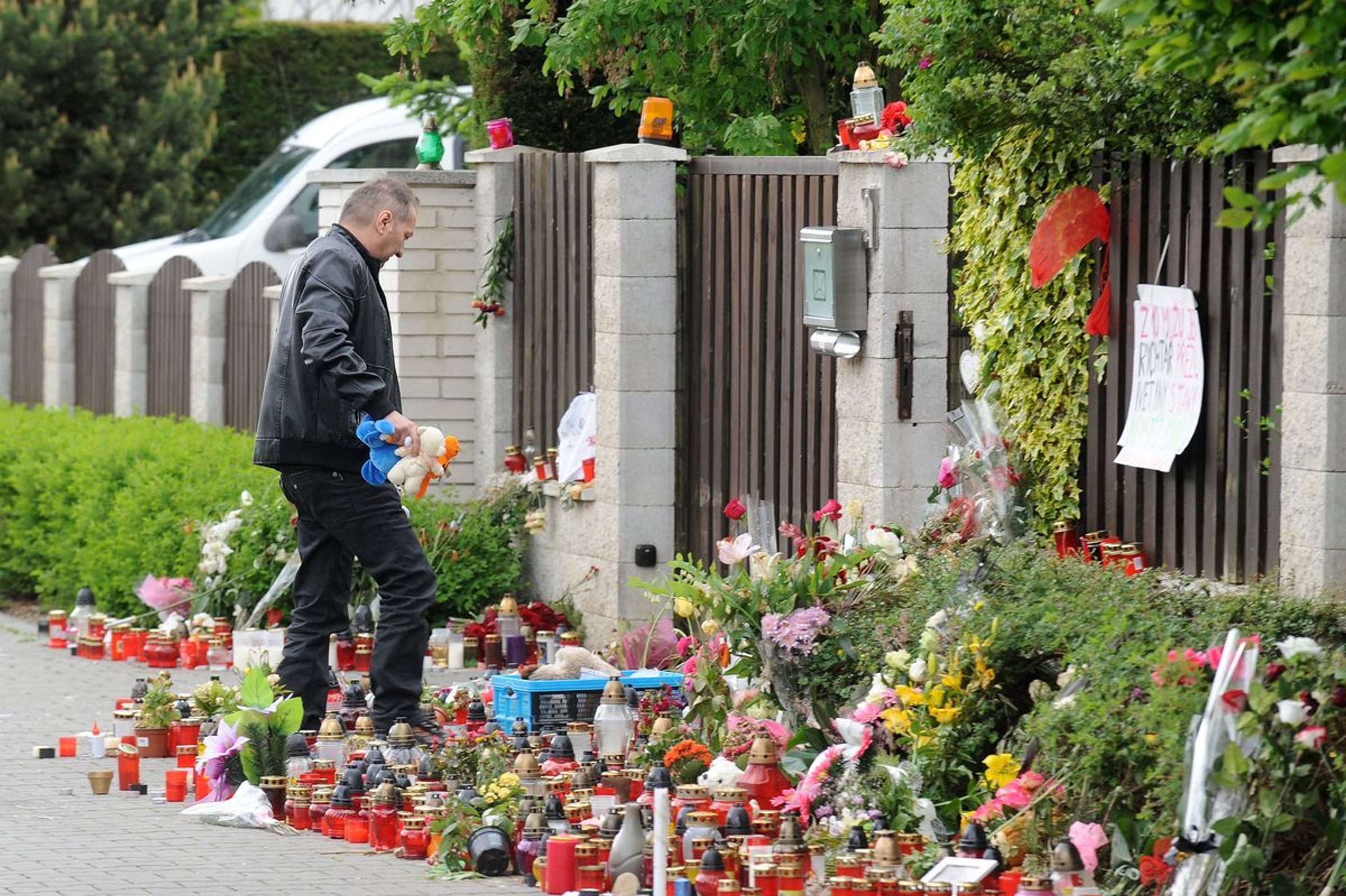 Rychtářův kamarád Standa uklízí květiny a svíčky od domu Bartošové - 3 - GALERIE: Standa odklízí plyšáky (3/6)