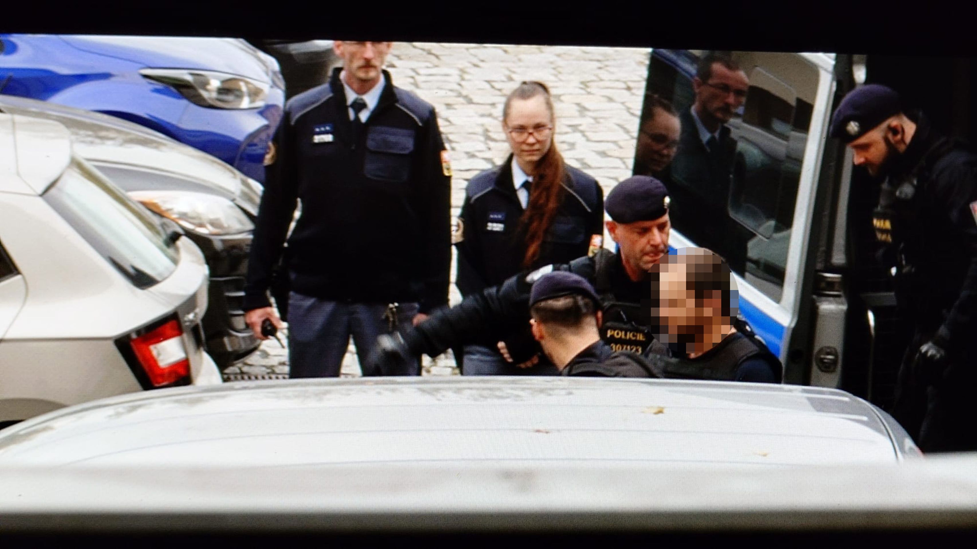 Vražda v Plzni - Muž podezřelý z vraždy je veden k soudu  (1) - Vražda v Plzni (3/7)