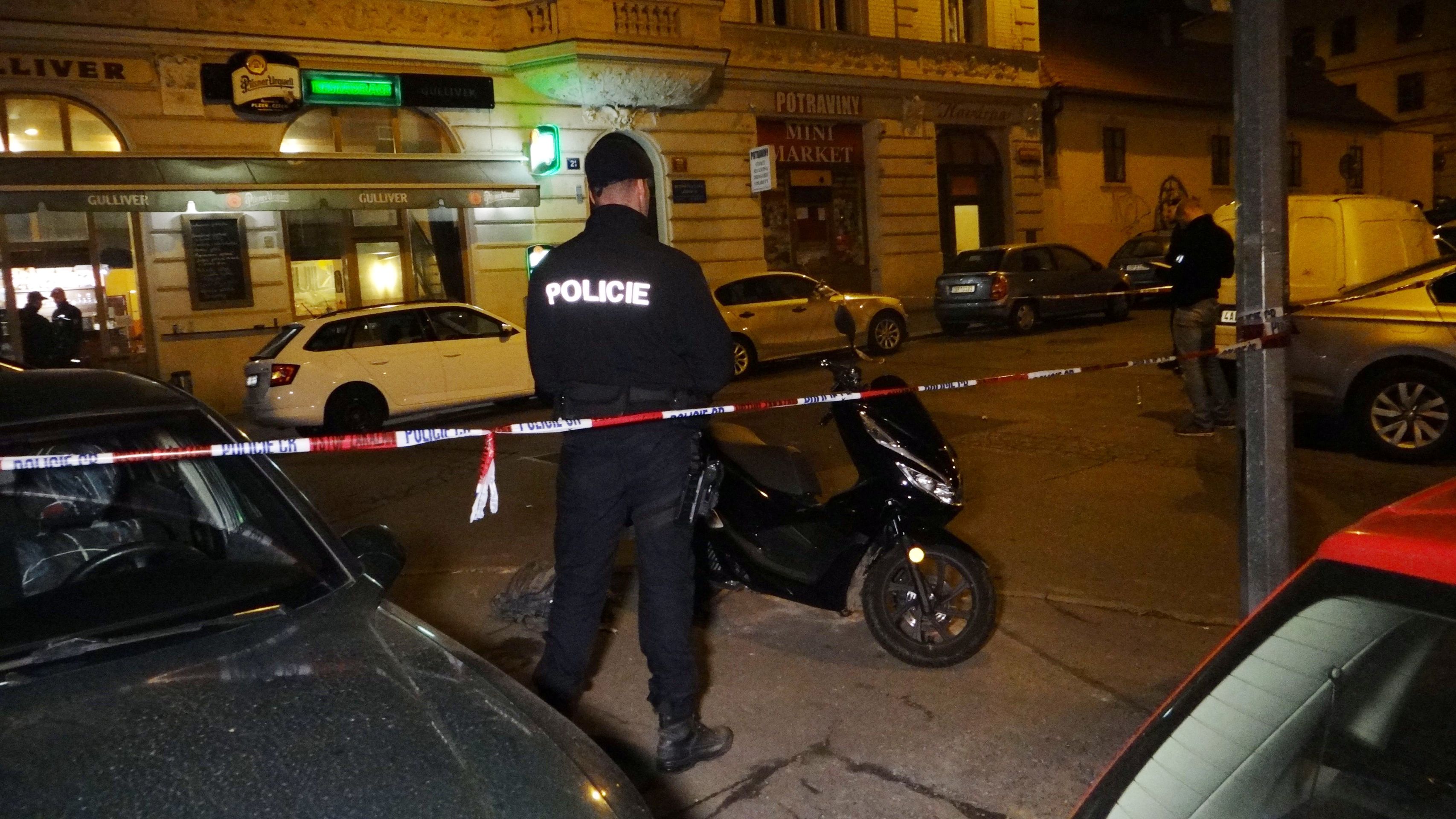 Opilý střelec přijel na skútru - GALERIE: Střelba v pražských Vršovicích (4/7)