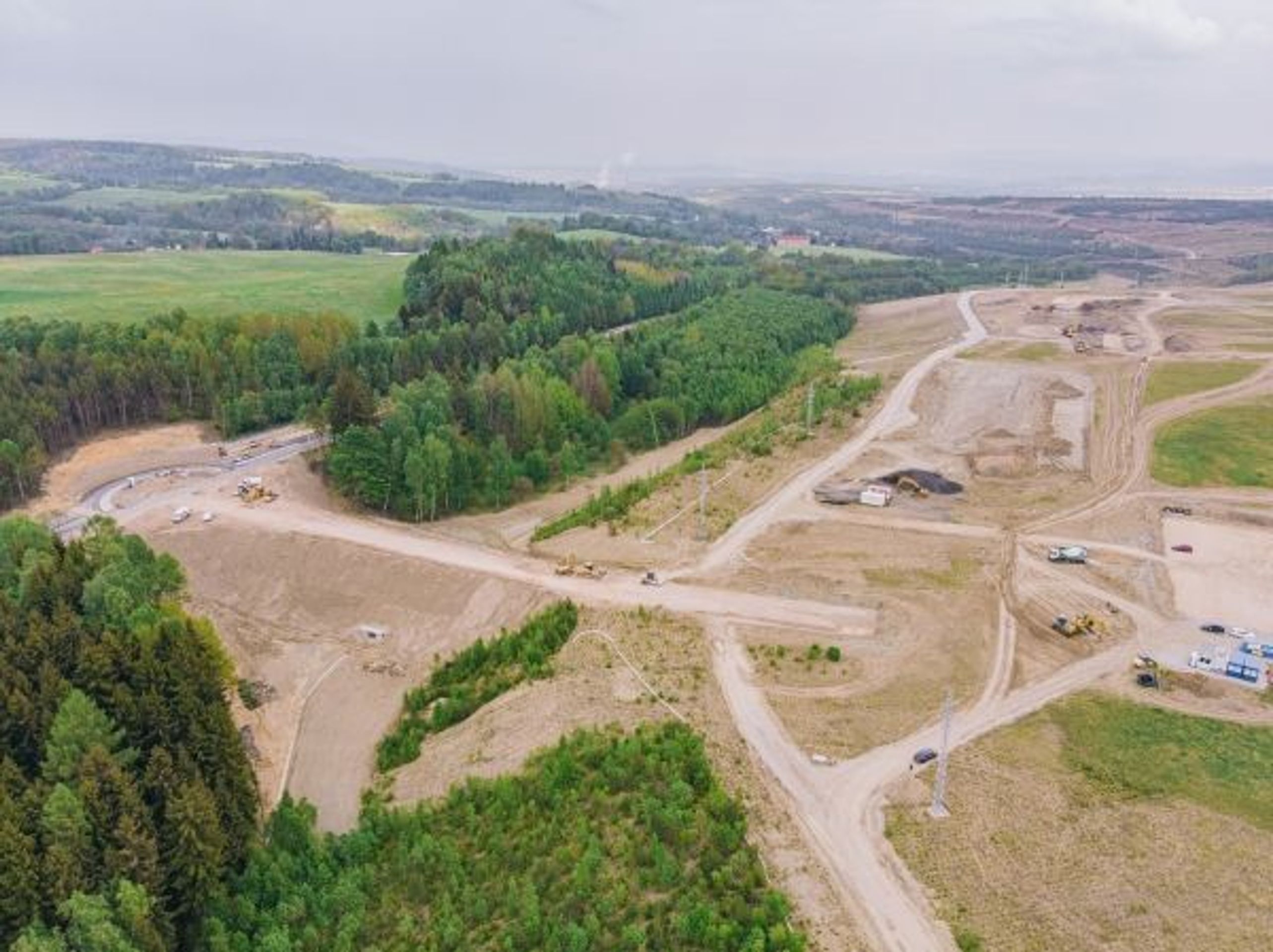 Staveniště obřího vývojového centra BMW u Sokolova - 11 - Fotogalerie: Prohlédněte si staveniště vývojového centra BMW u Sokolova (2/9)