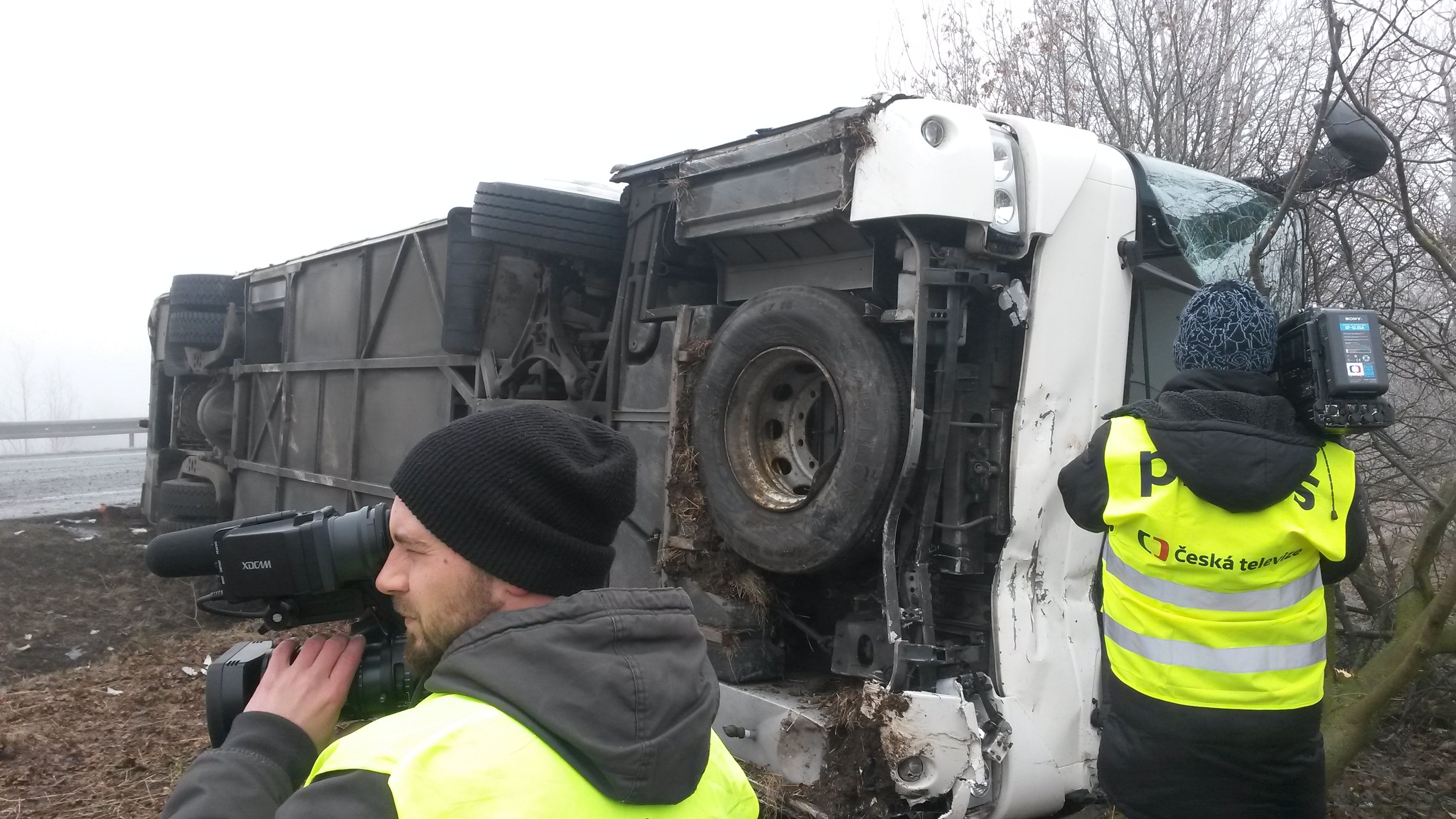 Nehoda u Panenského Týnce - 5 - GALERIE: Nehoda autobusu s dětmi u Panenského Týnce (24/25)
