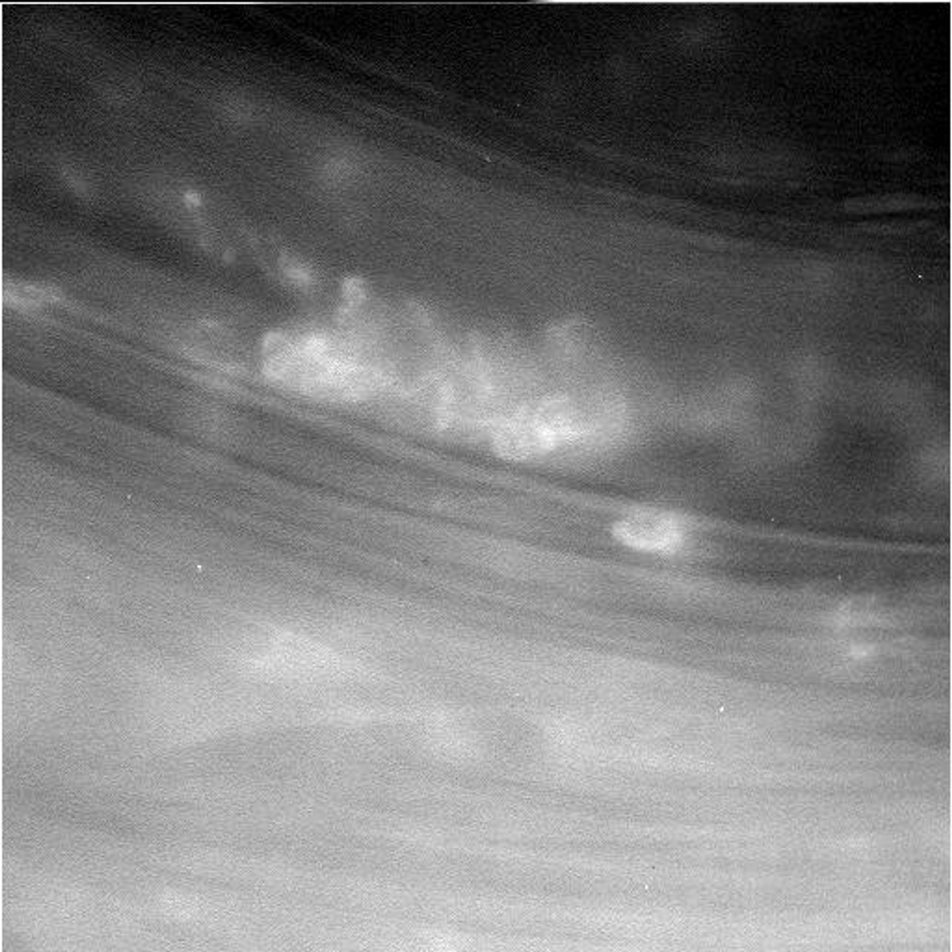 Atmosféra Saturnu - GALERIE: První průlet sondy Cassini mezi Saturnem a prstenci (2/2)