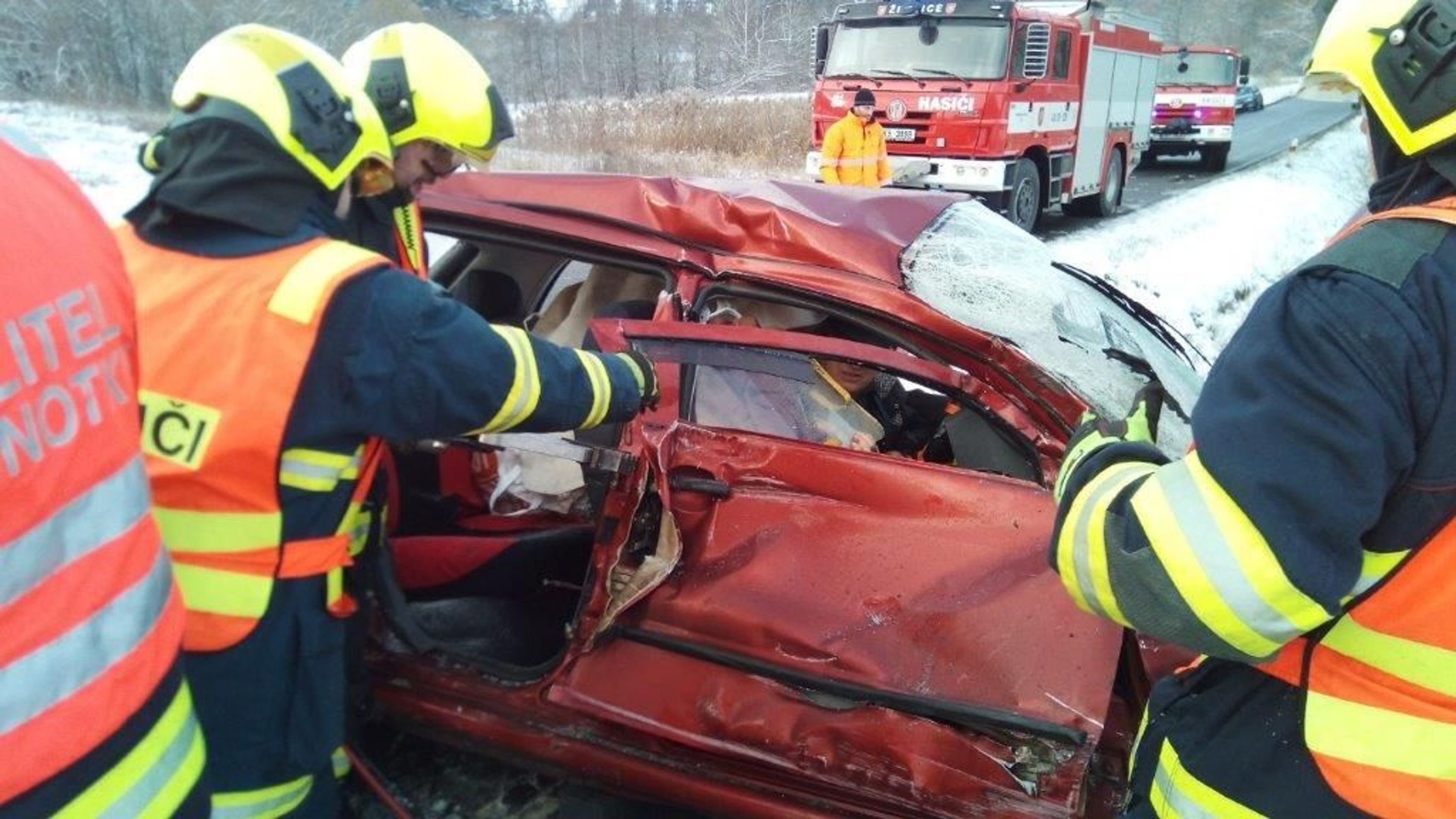 Vlak smetl na přejezdu na Karlovarsku auto - 9 - GALERIE: Nehoda na přejezdu Záhořice (11/19)