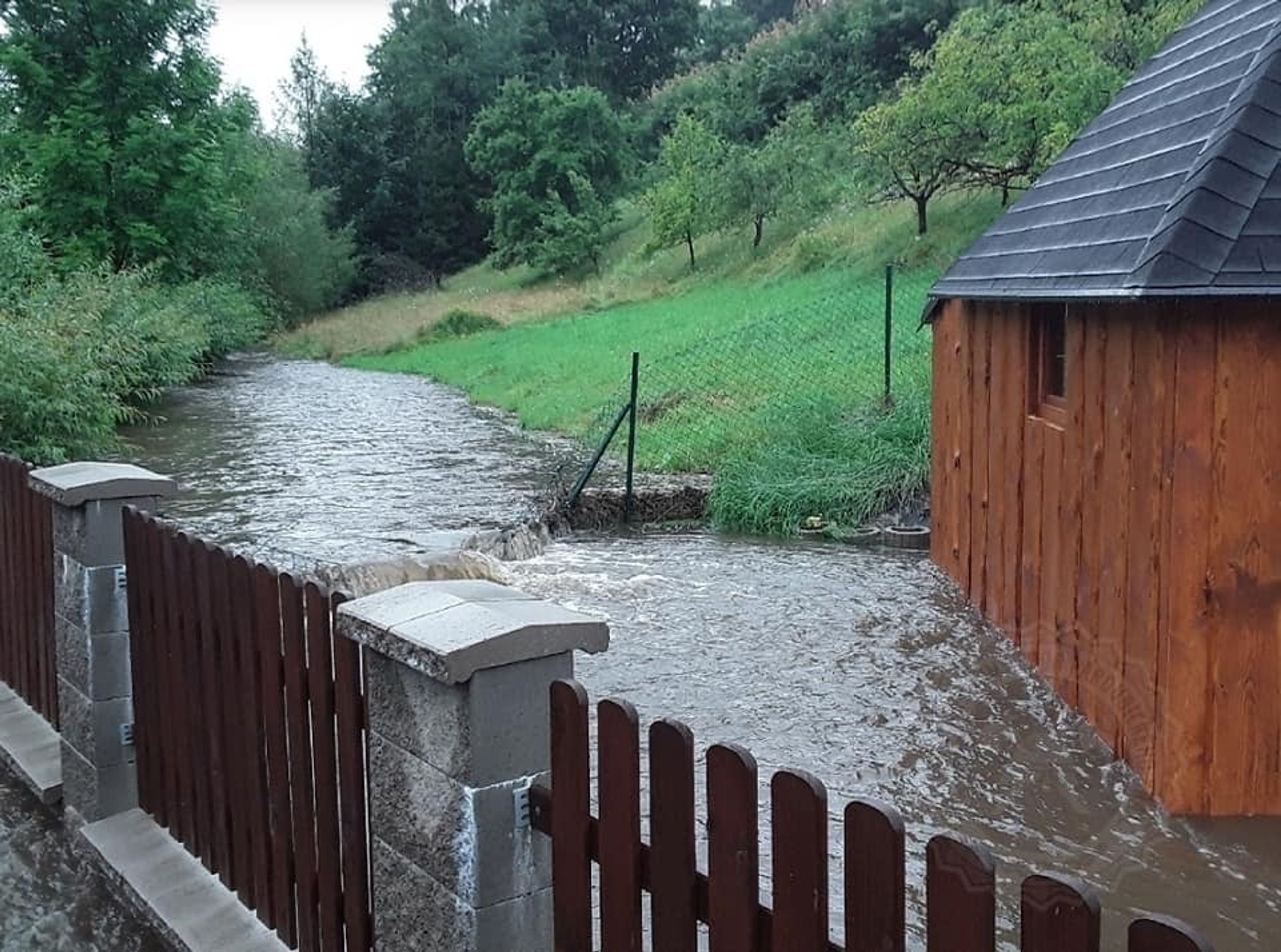 Přívalové deště v Pardubickém kraji - 2 - GALERIE: Extrémní počasí zaměstnalo hasiče (16/17)