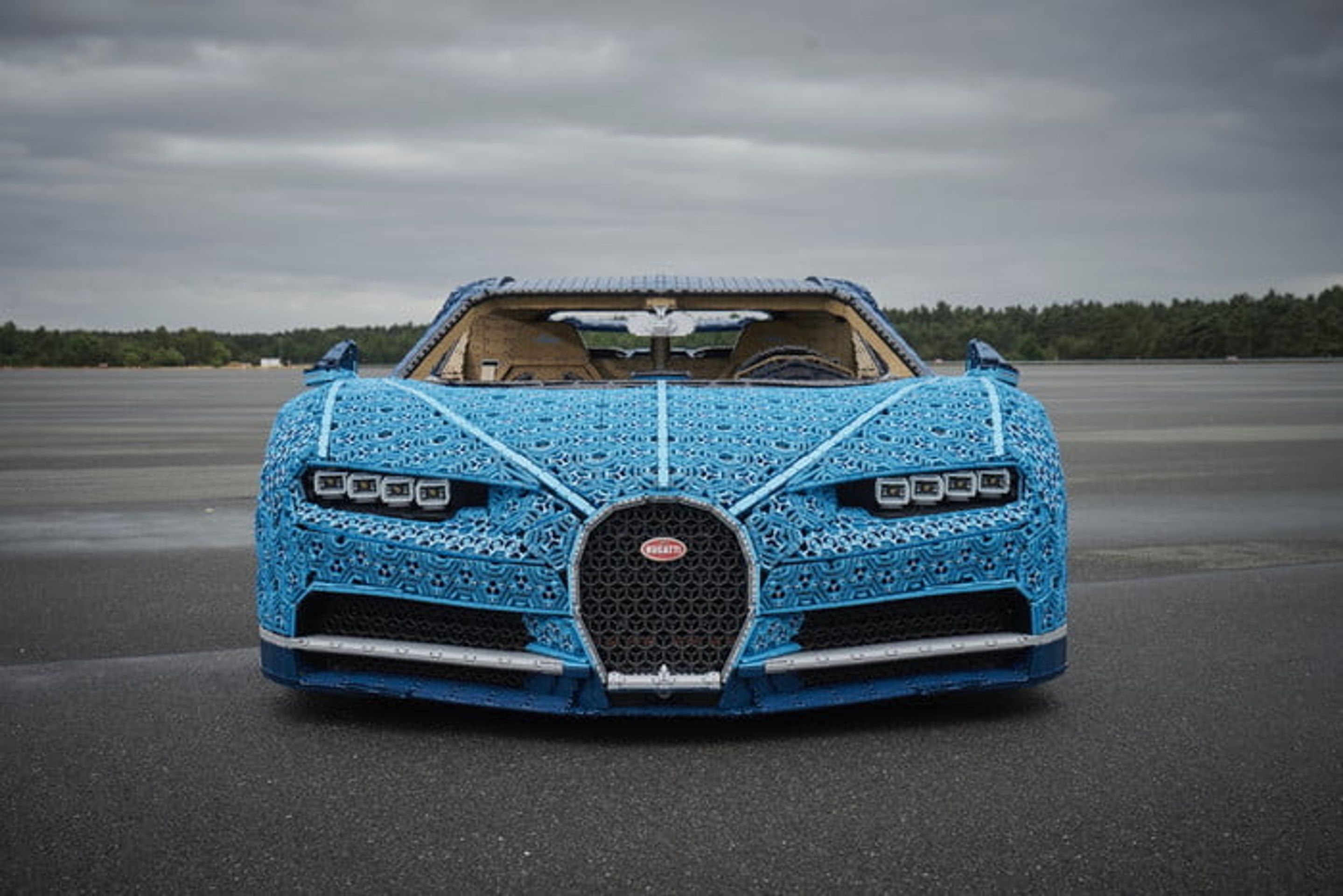 Bugatti Chiron z lega - Fotogalerie: V Kladně postavili pojízdné bugatti z lega (12/14)